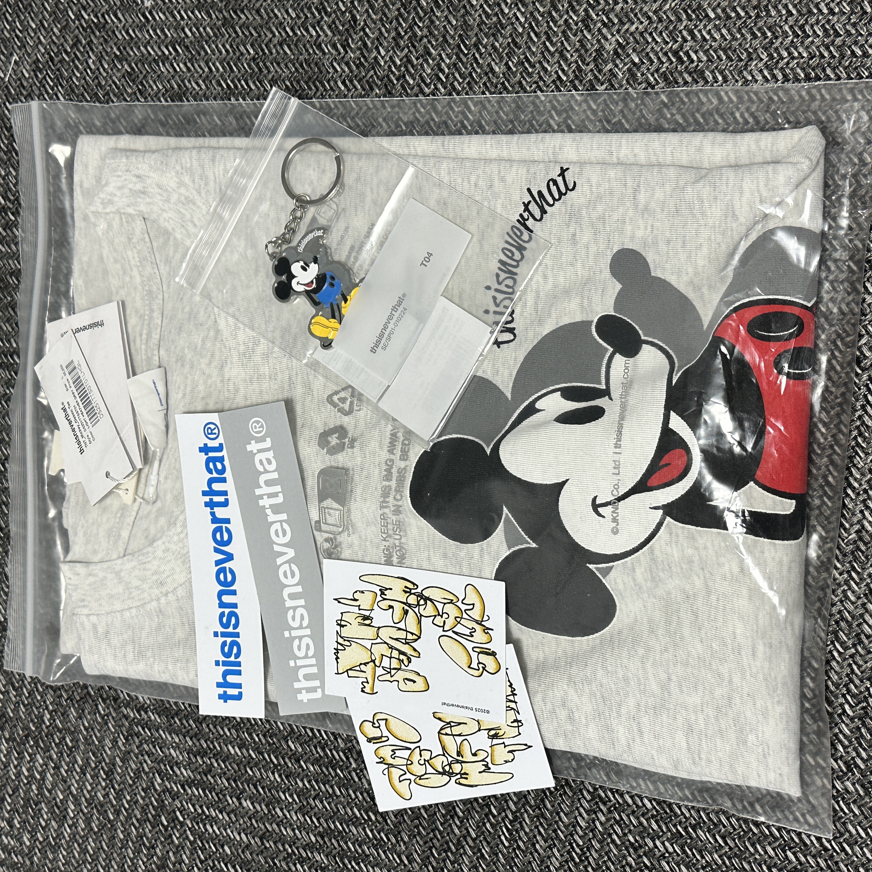 Thisisneverthat x Disney Mickey Classic T-Shirt Light Heather Grey, Thisisneverthat x Disney Mickey Key Chain Silver 착용 스타일
