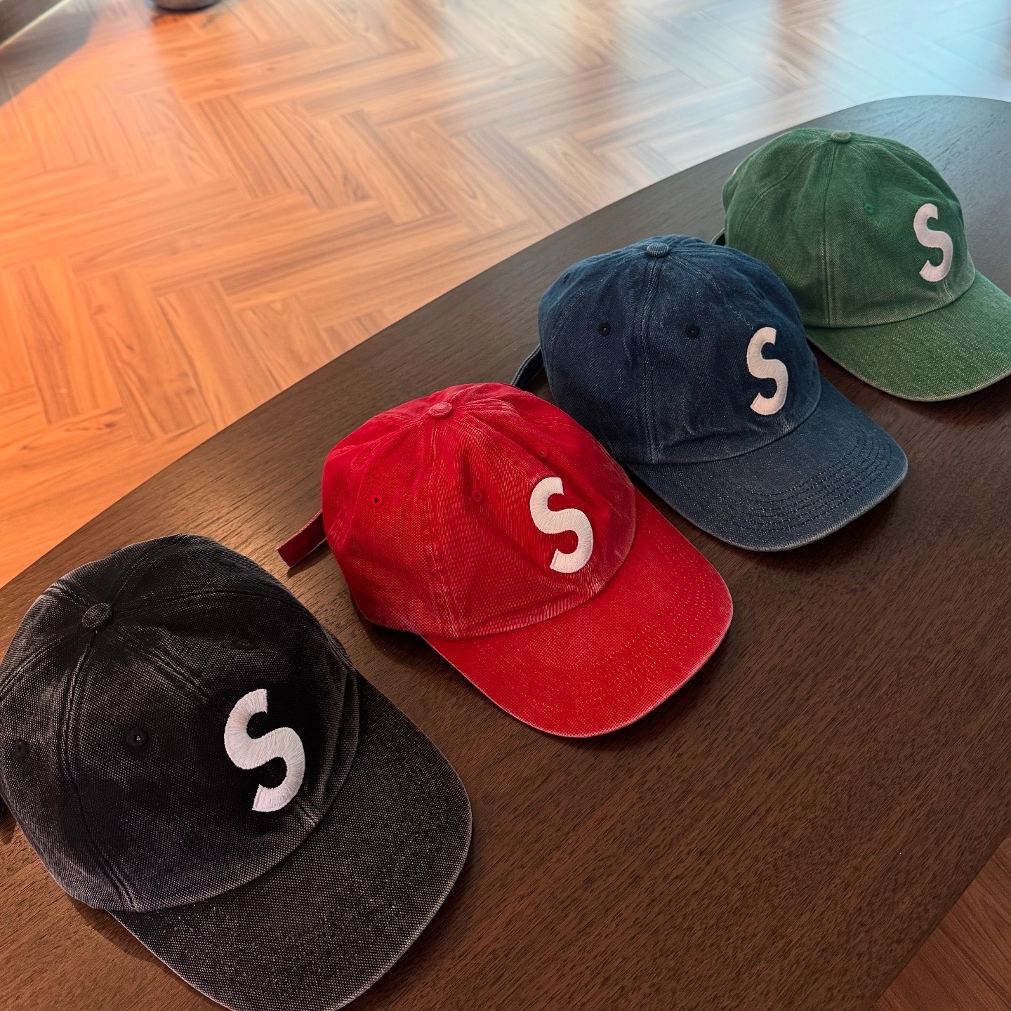 Supreme Pigment Coated S Logo 6-Panel Red - 25SS, Supreme Pigment S Logo 6-Panel Denim - 24FW 착용 스타일 - 1