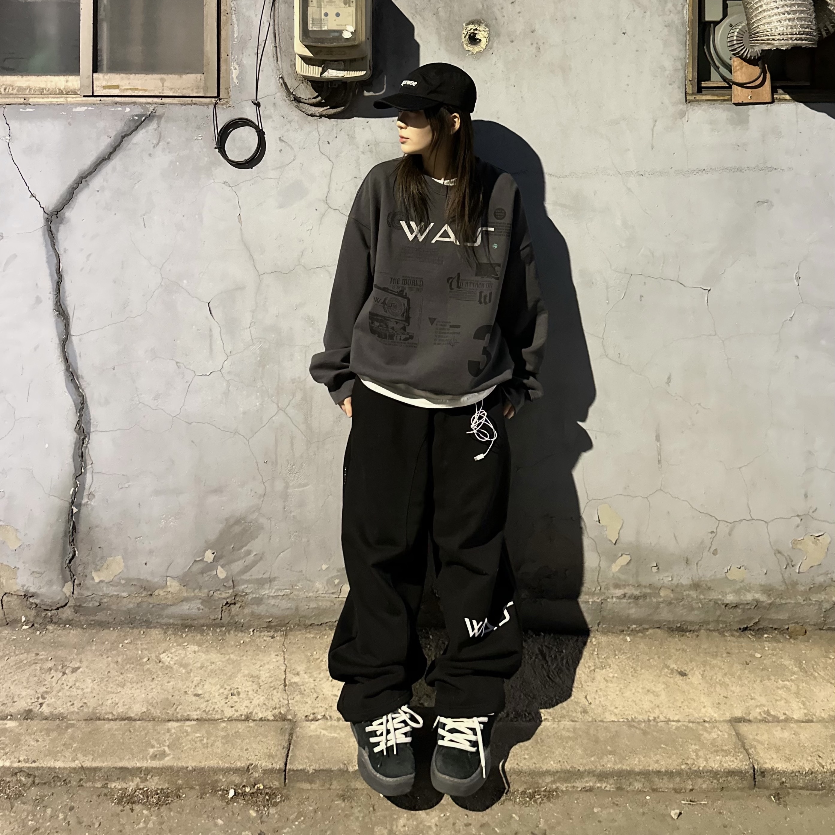 ERL Vamp Skate Shoe Pirate Black, Supreme Washed Chino Twill Camp Cap Black 착용 스타일 - 2