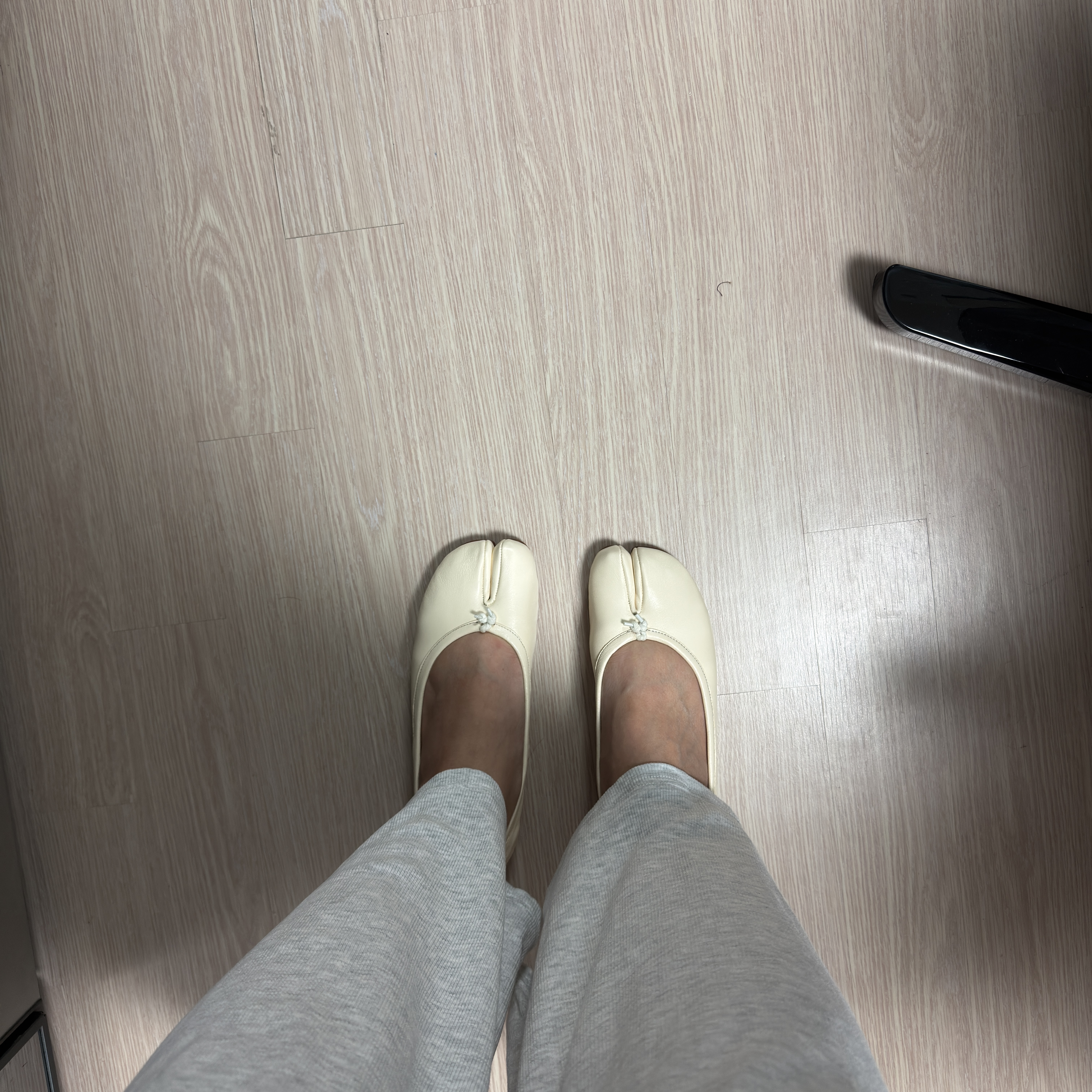 (W) Maison Margiela Tabi Ballet Flat Shoes Ivory 착용 스타일