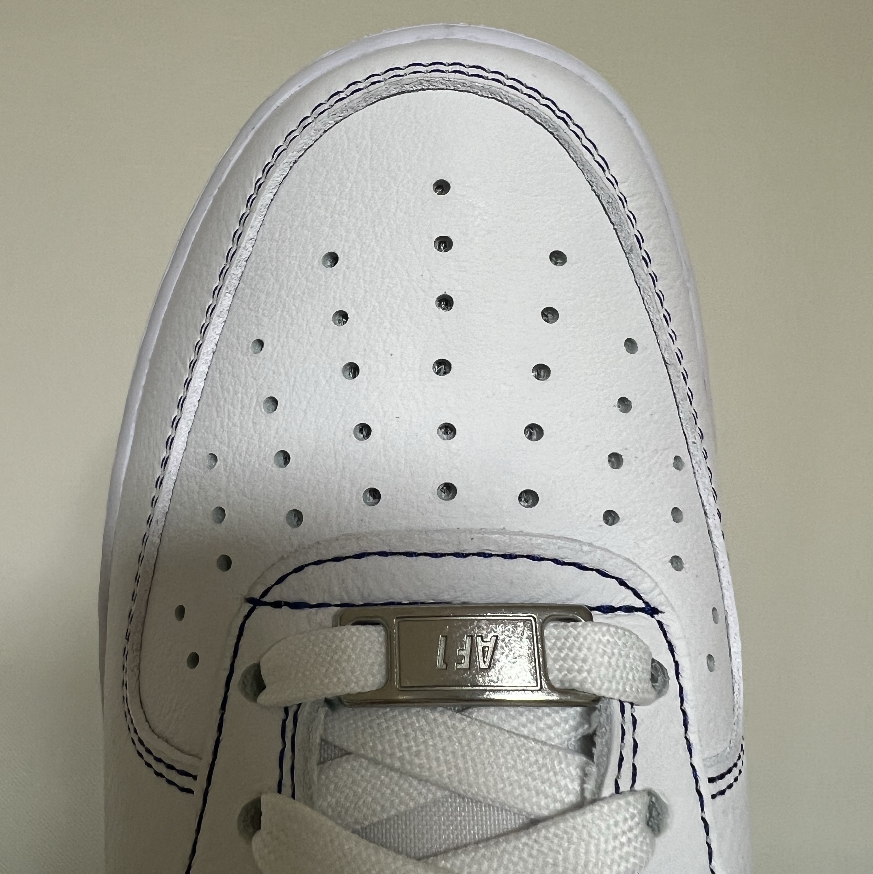 Nike Air Force 1 '07 LV8 White Deep Royal Blue 착용 스타일 - 4