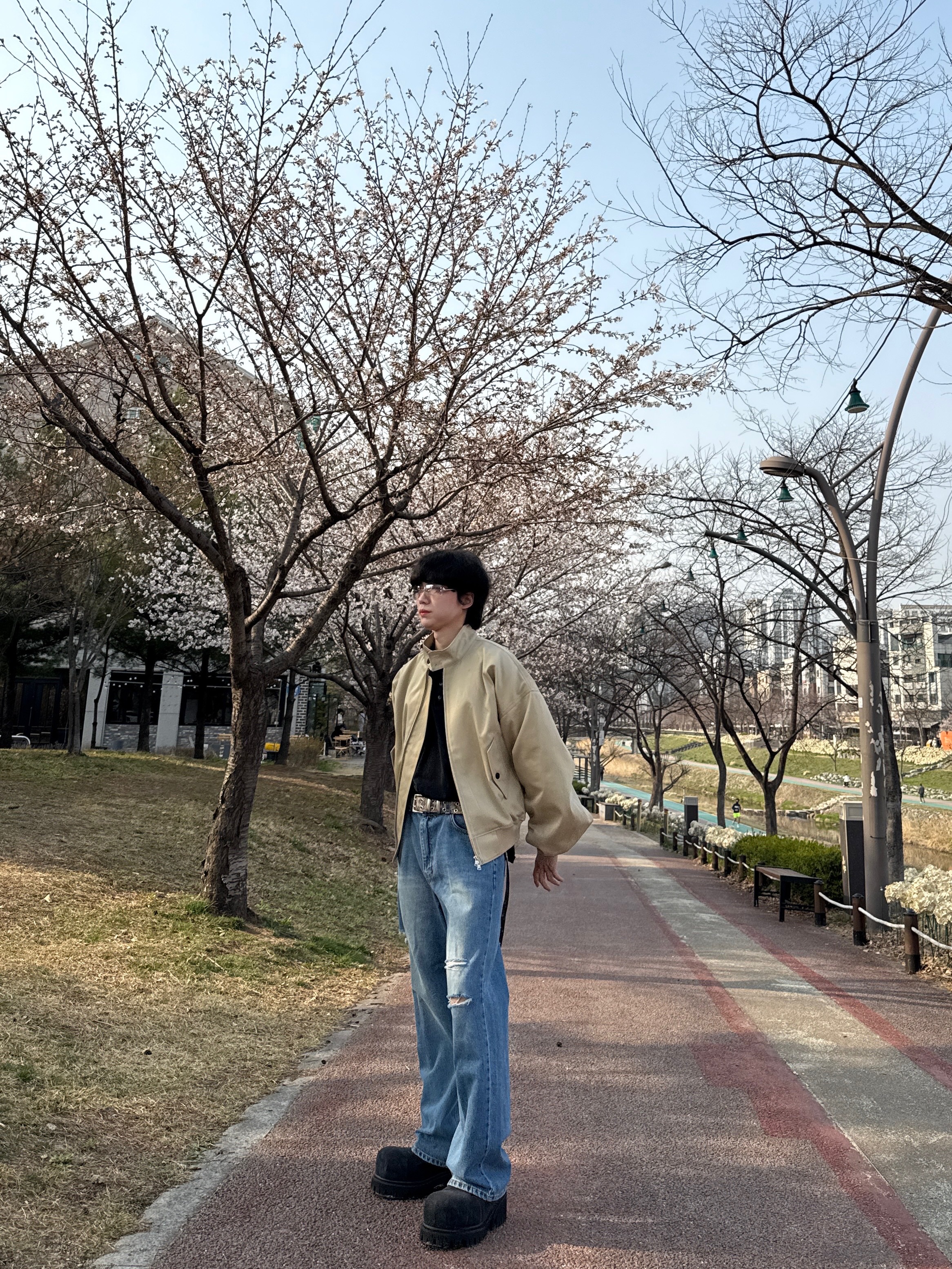 언더마이카 무.89 안티 Fxxking 로고 플레이 브러시 워시드 헨리넥 셔츠 블랙, 발렌시아가 스톰퍼 부티 블랙 착용 스타일 - 2