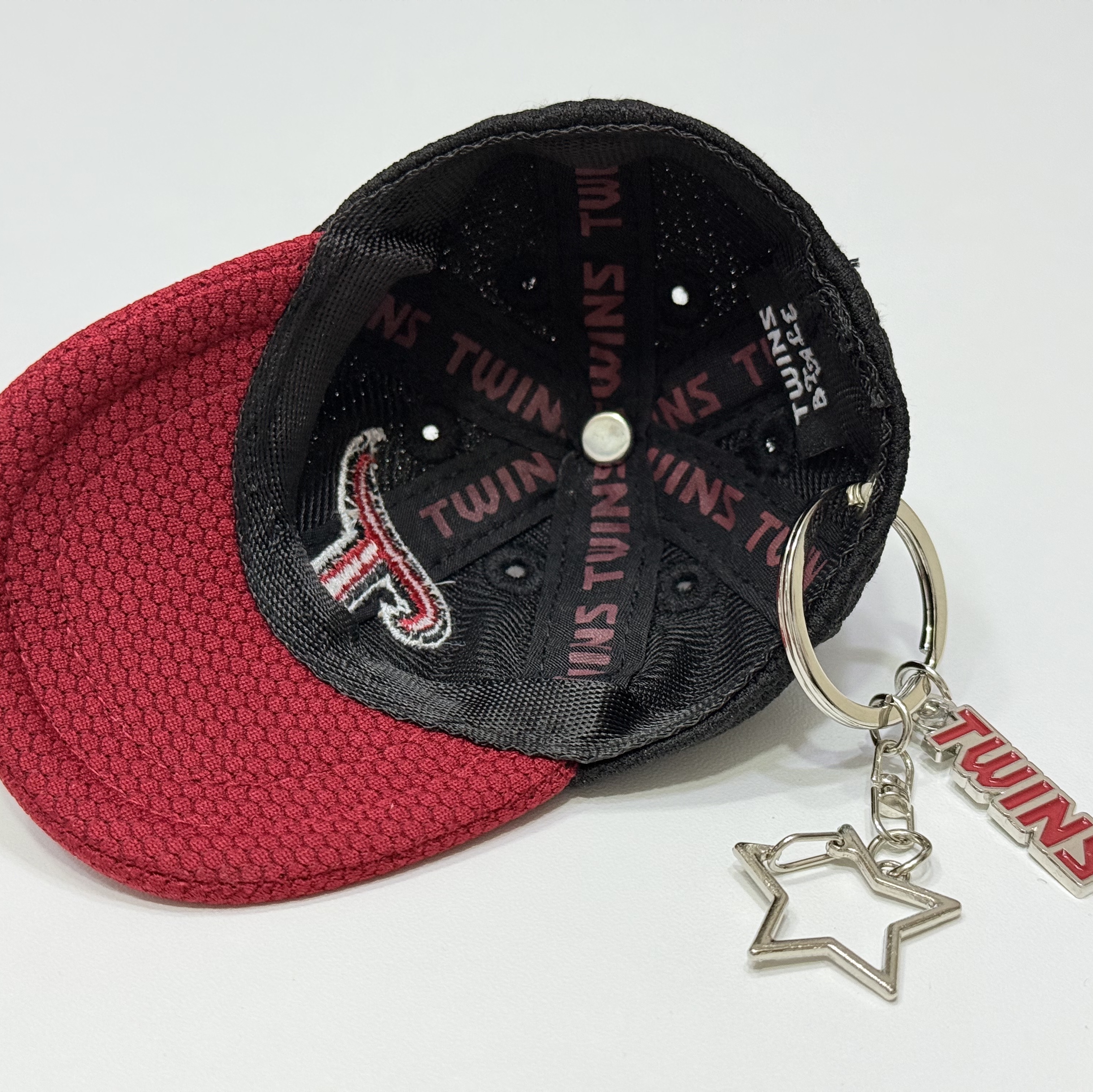 Twins x Bloomingtale Cap Keyring 착용 스타일 - 2