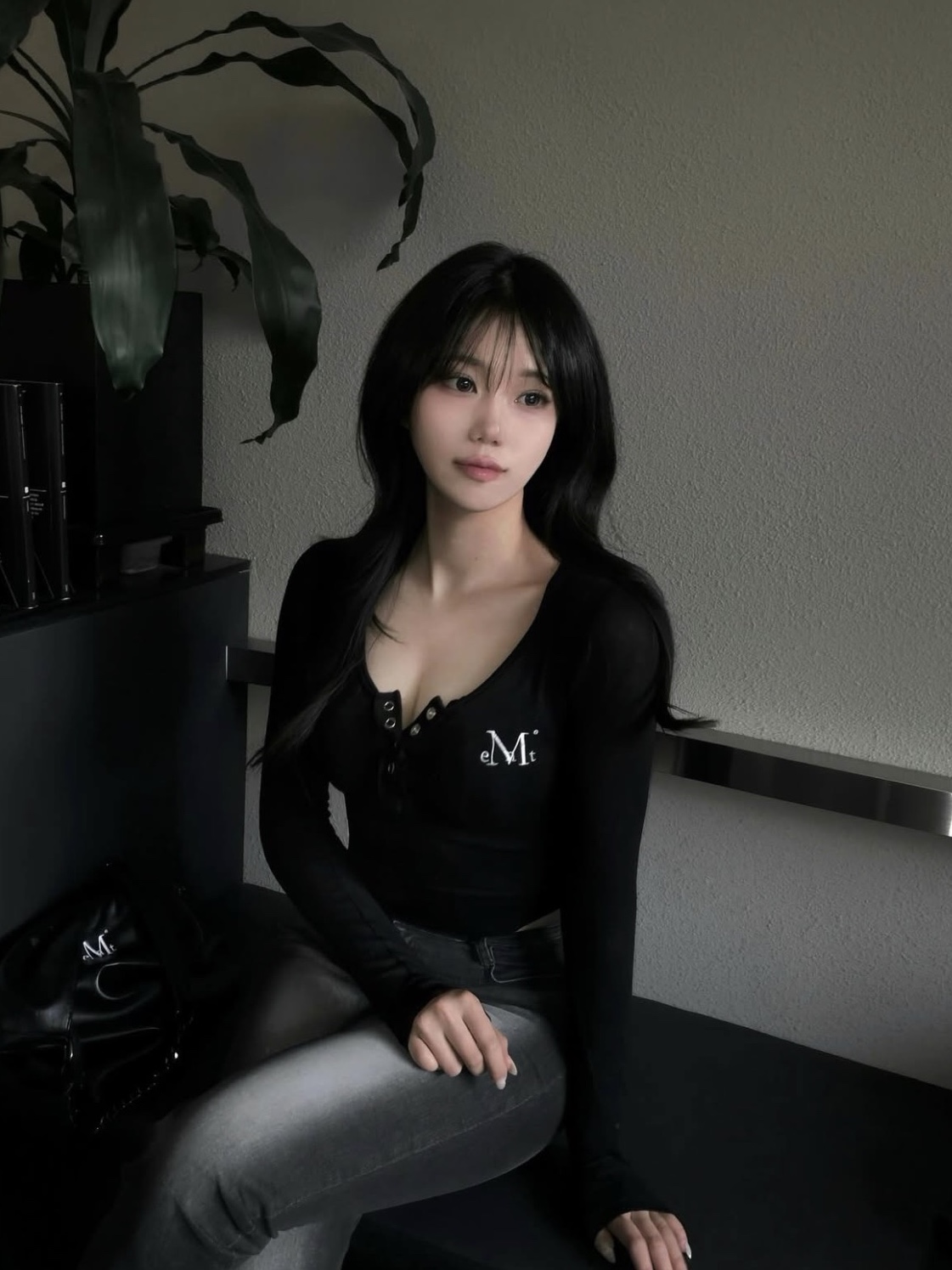 MUCENT Haring Signature Logo Snap Button U Neck T Black 착용 스타일 - 3