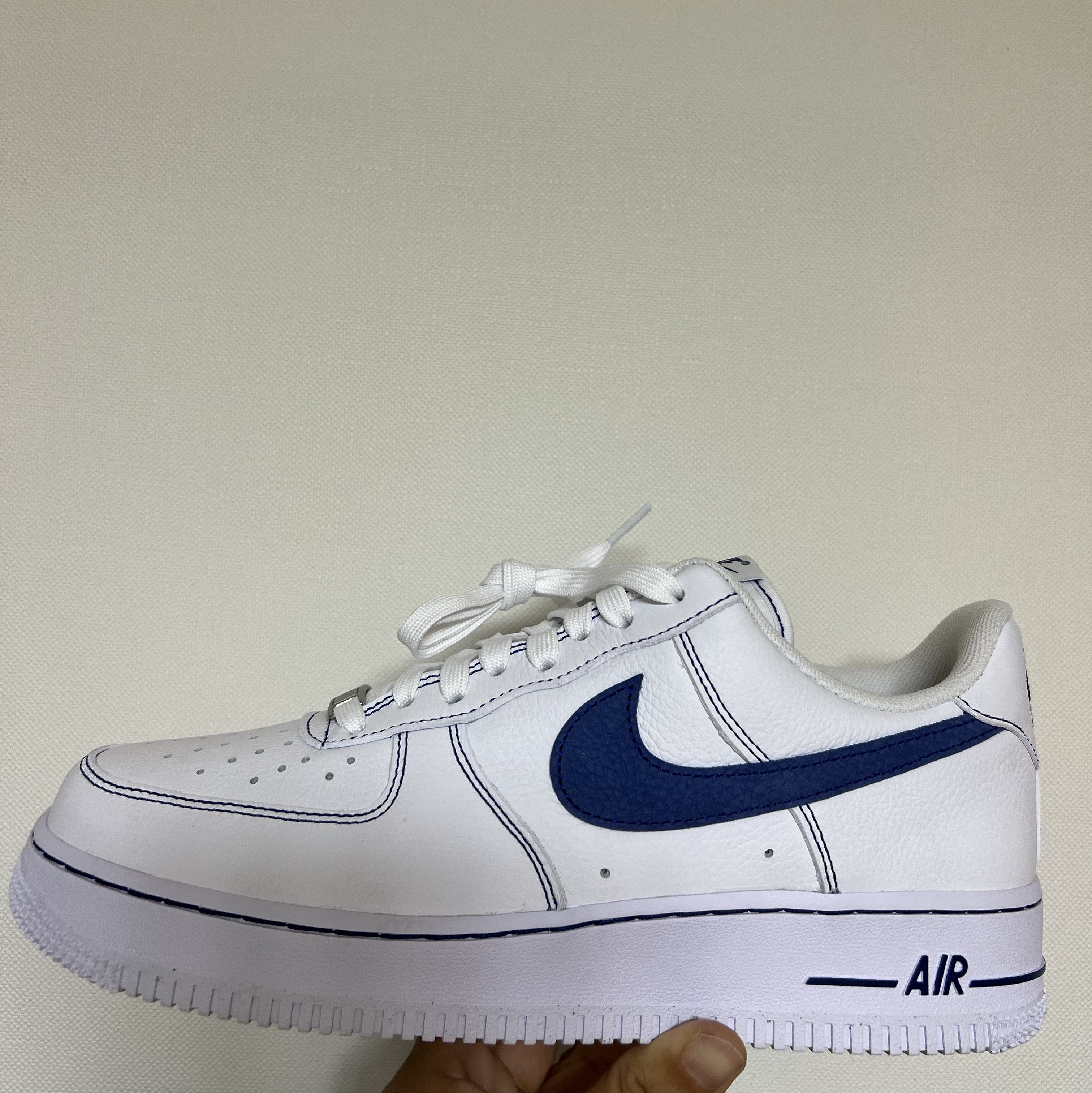 Nike Air Force 1 '07 LV8 White Deep Royal Blue 착용 스타일 - 1