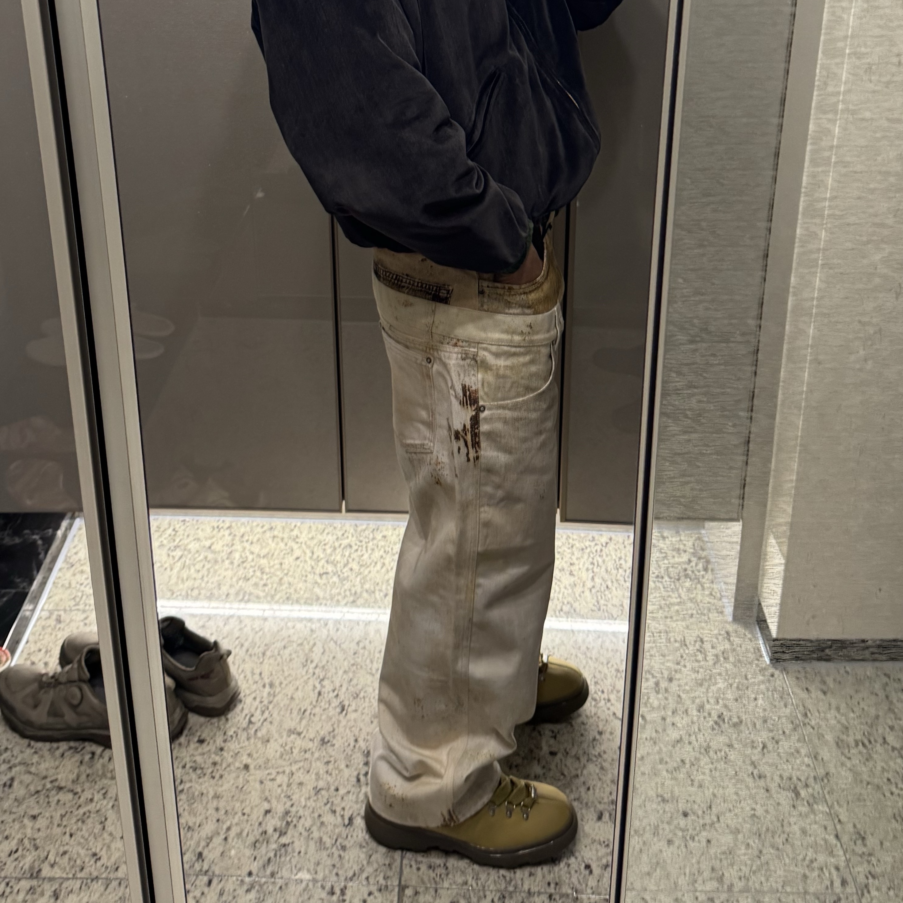 Zara x Andersson Bell Double Waistband Printed Jeans Yellow, Kapital Velveteen Sulfide Souvenir Rain Skull Jacket Black 착용 스타일 - 3