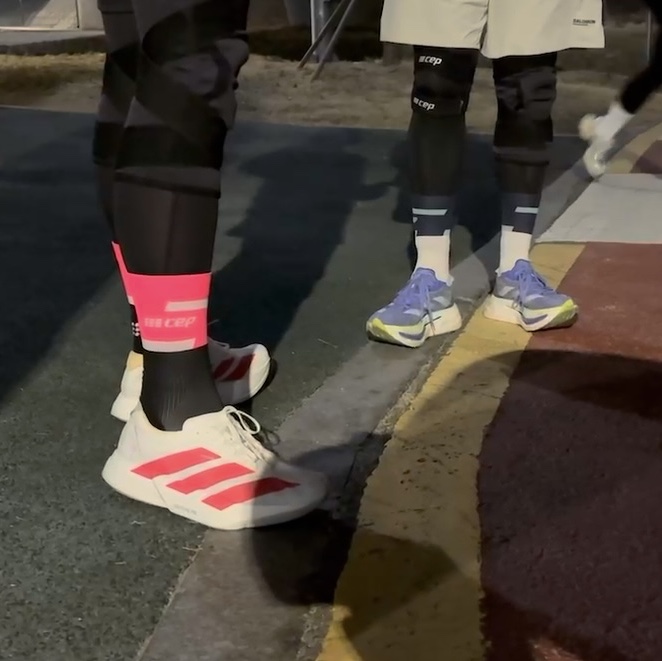 CEP The Run Mid Cut Socks 4.0 Pink Black, Adidas Adizero Adios Pro 4 Off White Semi Lucid Red 착용 스타일 - 1