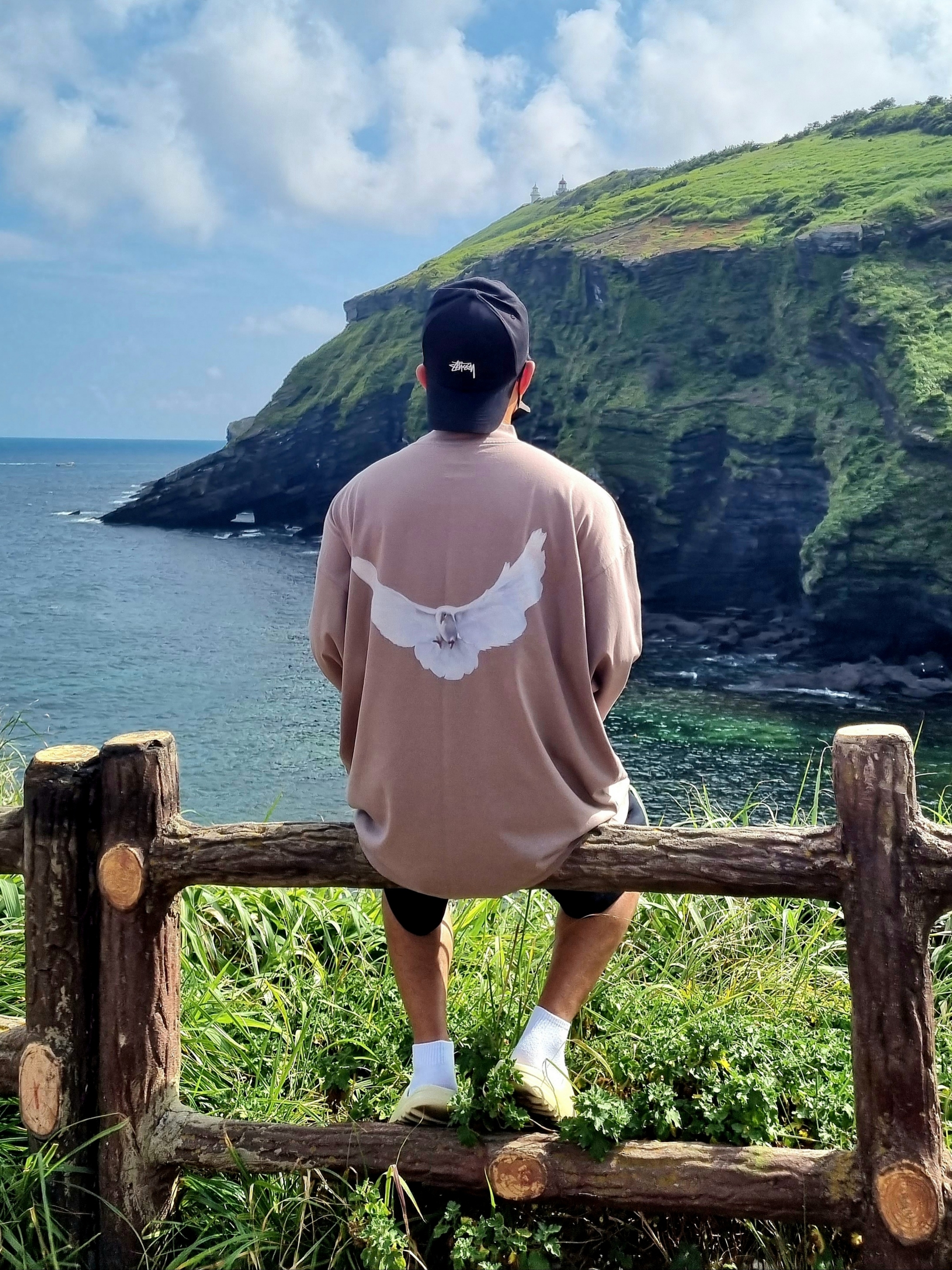 Yeezy Gap Engineered By Balenciaga Dove 3/4 Sleeve T-Shirt Beige 착용 스타일
