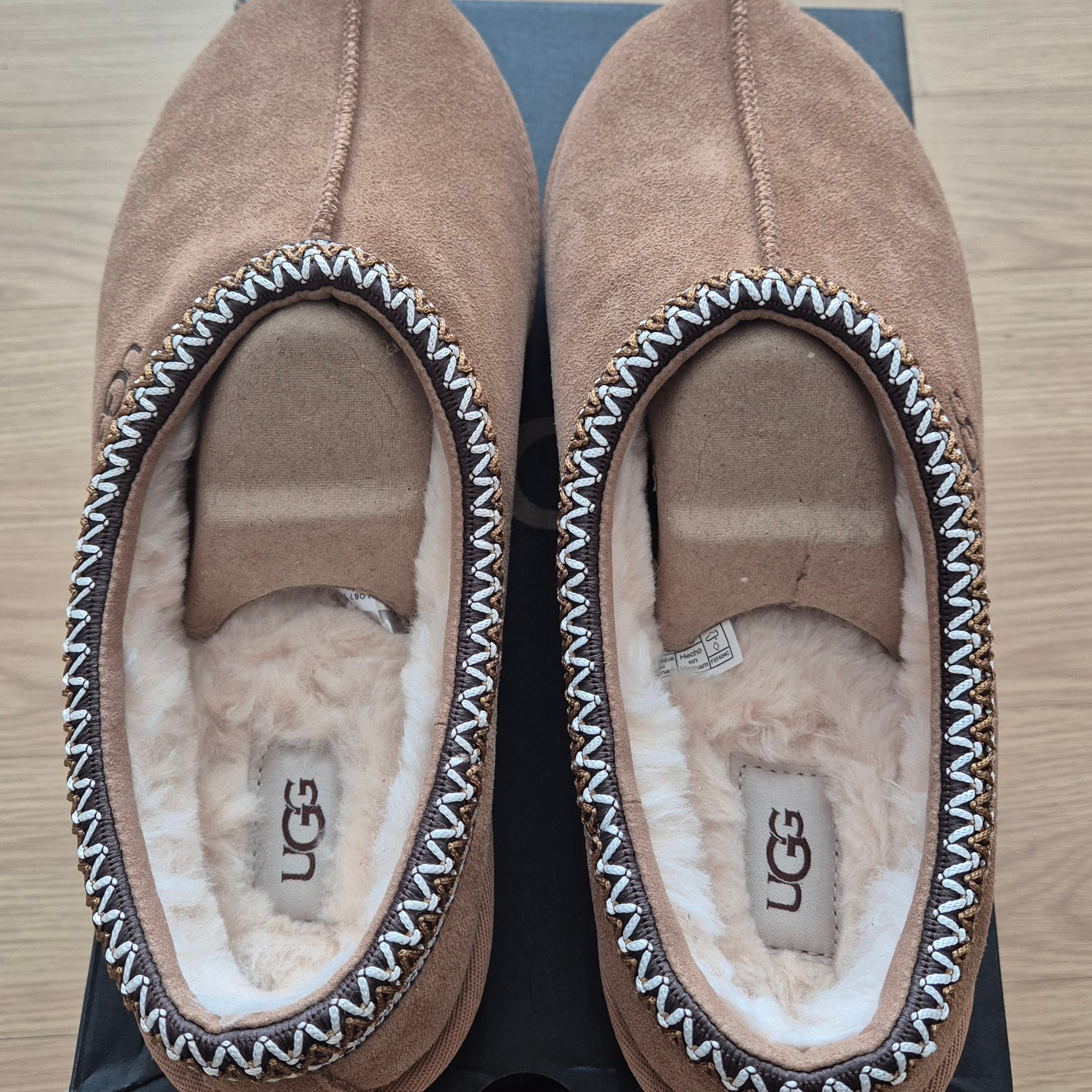 UGG Tasman Slipper Chestnut 착용 스타일 - 2