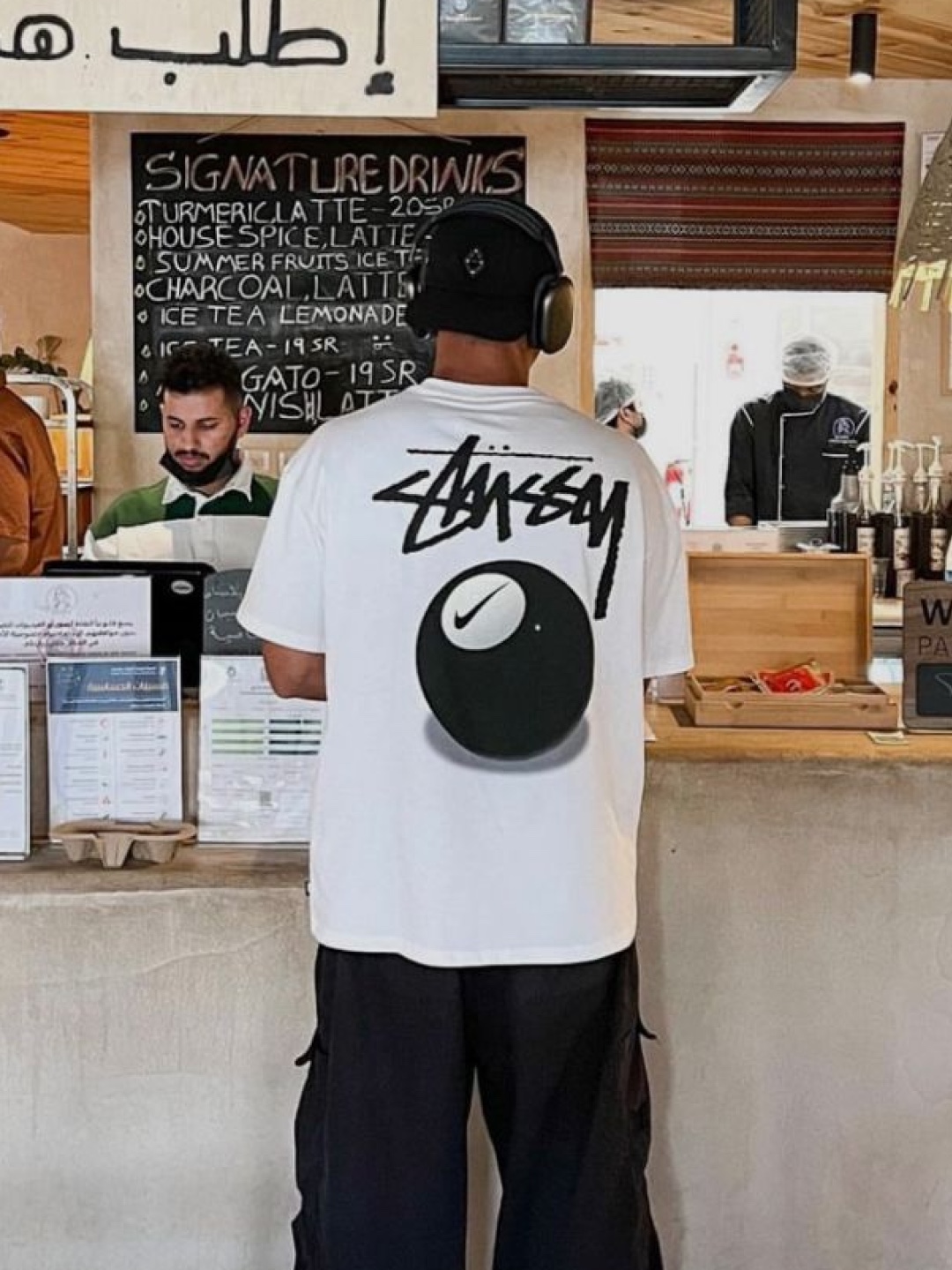 BAPE Japan Ape Head T-Shirt Black, Stussy 8 Ball Pigment Dyed T-Shirt Natural 착용 스타일 - 3
