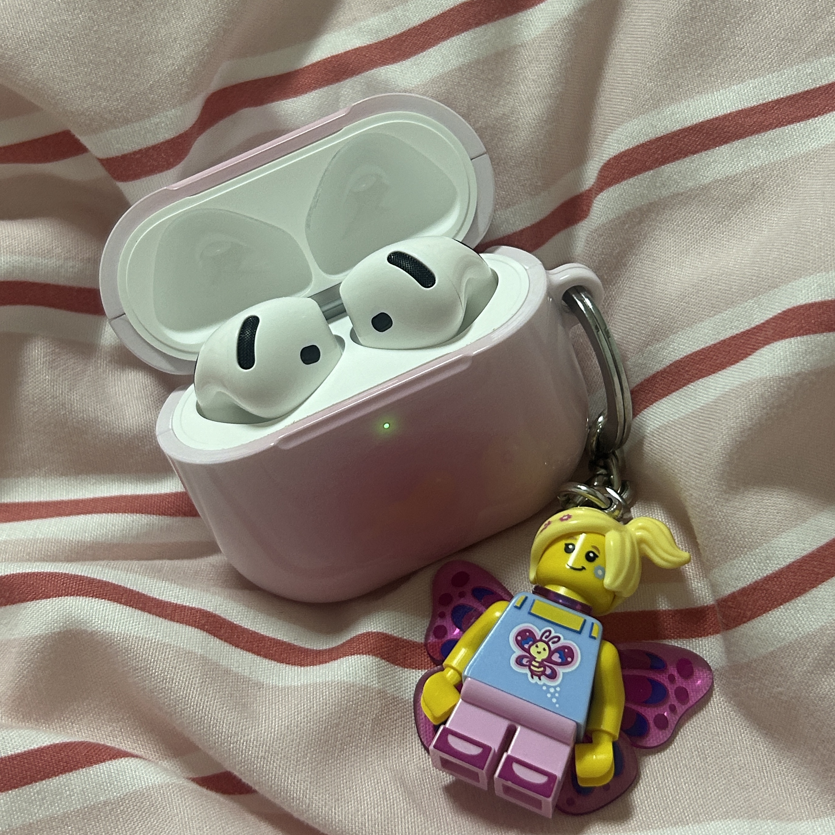 Apple AirPods 4th Gen with Active Noise Cancellation (Korean Ver.) 착용 스타일 - 1