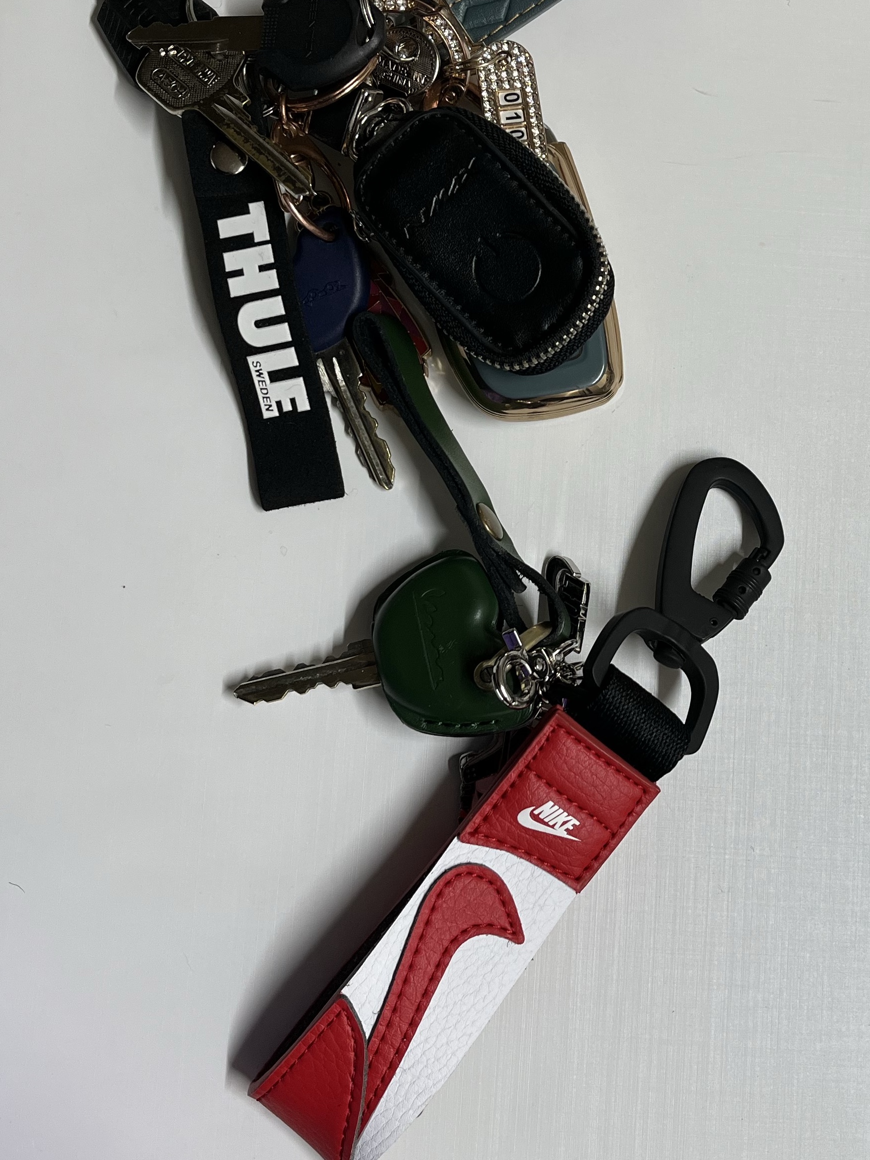 Nike Carabiner Keychain Red White 착용 스타일