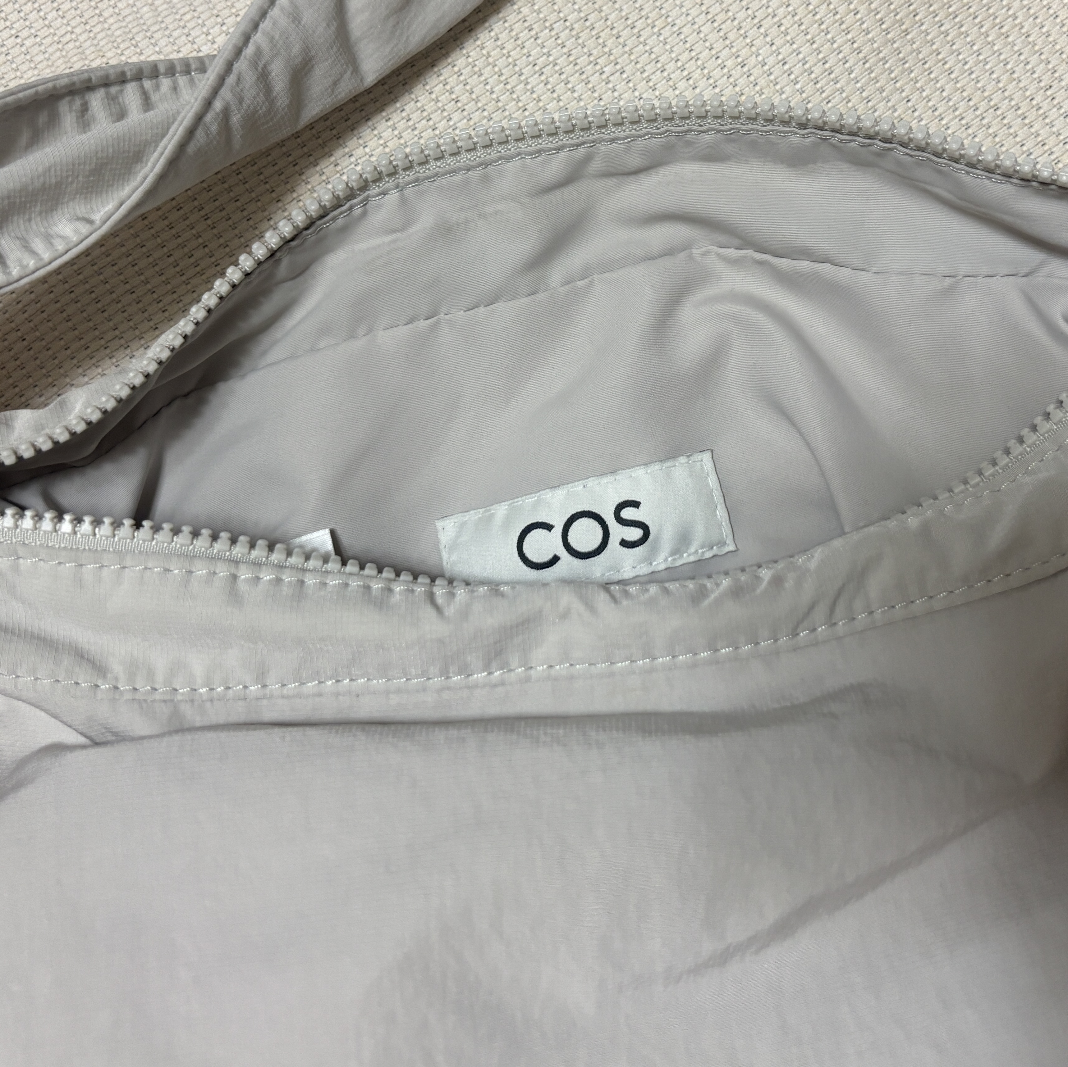 COS Nylon Crossbody Saddle Bag Light Grey Stone 착용 스타일