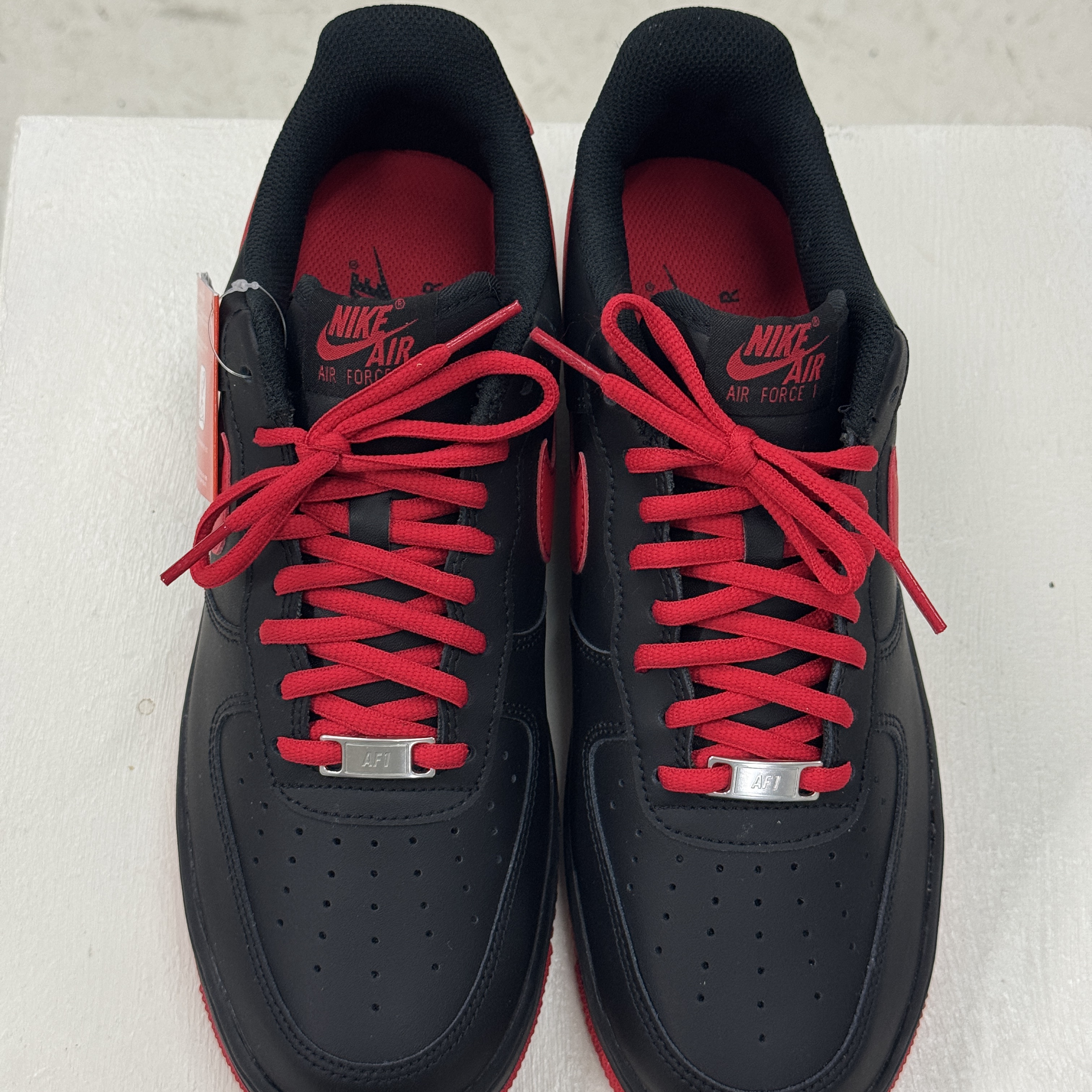 Nike Air Force 1 '07 Low Black University Red 착용 스타일 - 2