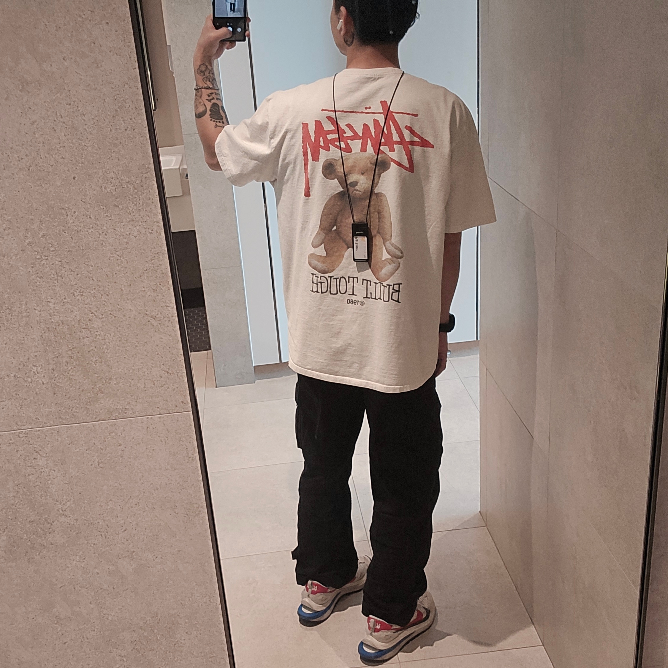 Stussy Built Tough T-Shirt White, Nike x Sacai VaporWaffle Royal Fuchsia 착용 스타일 - 2