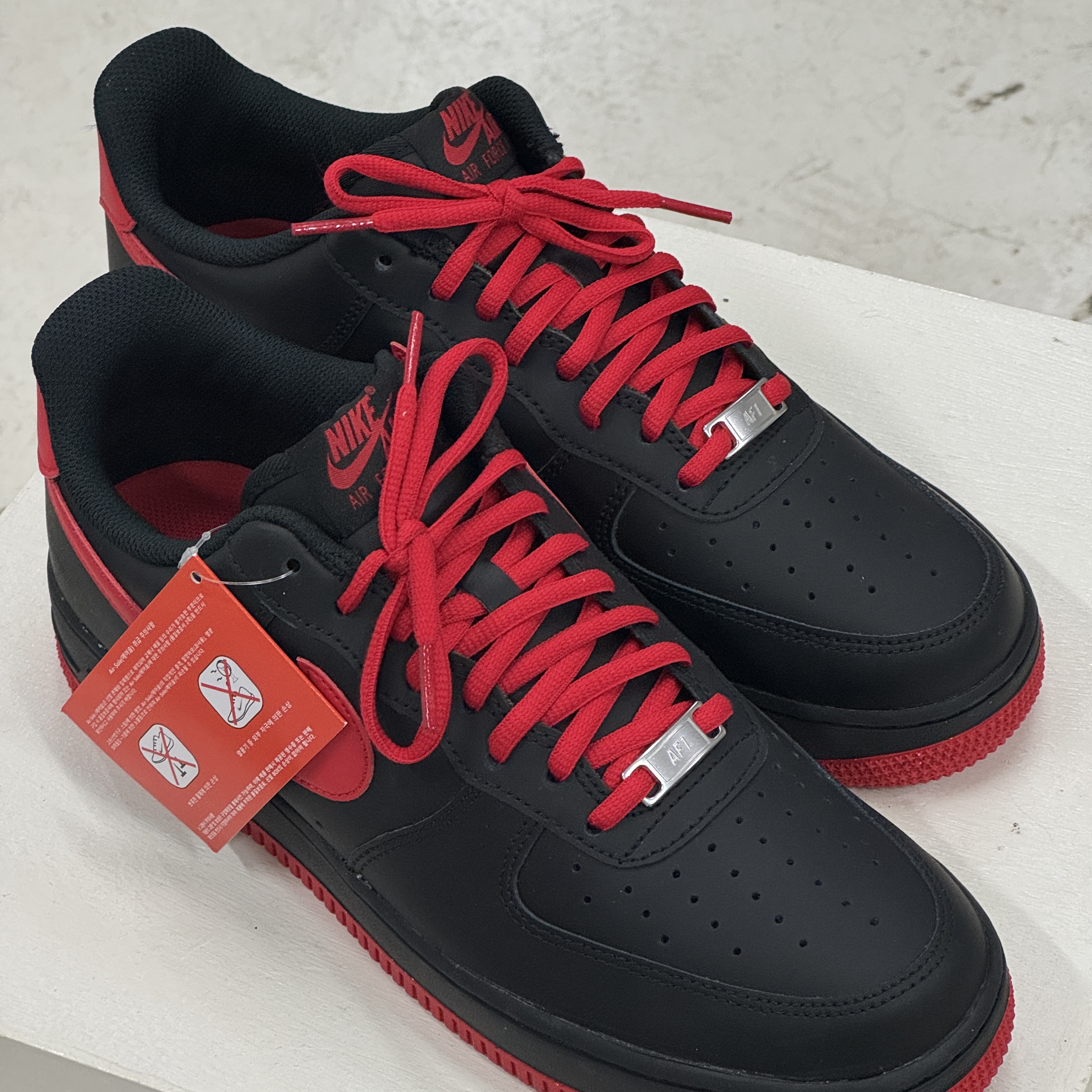 Nike Air Force 1 '07 Low Black University Red 착용 스타일 - 3