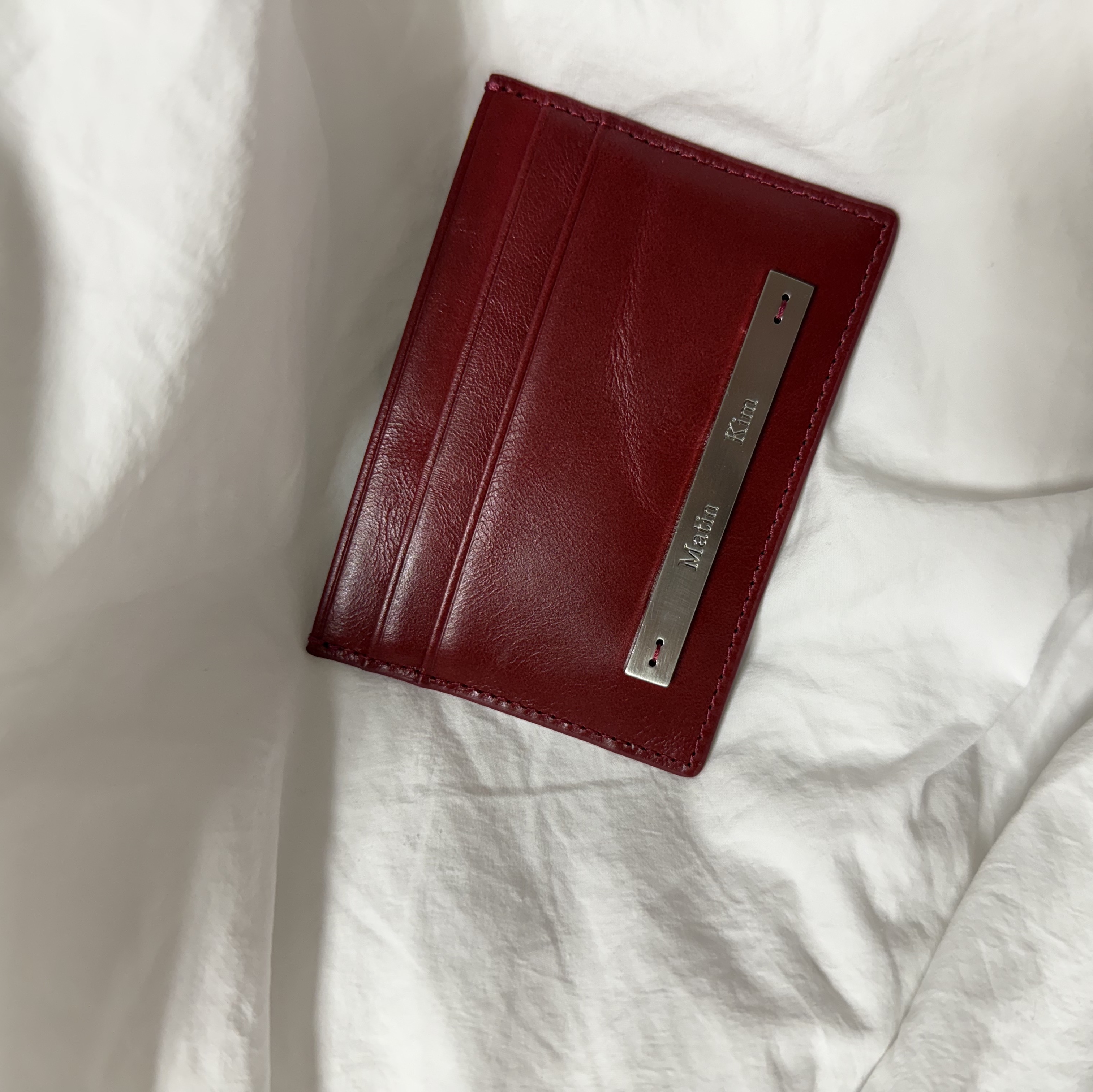 Matin Kim Vintage Card Wallet Red 착용 스타일