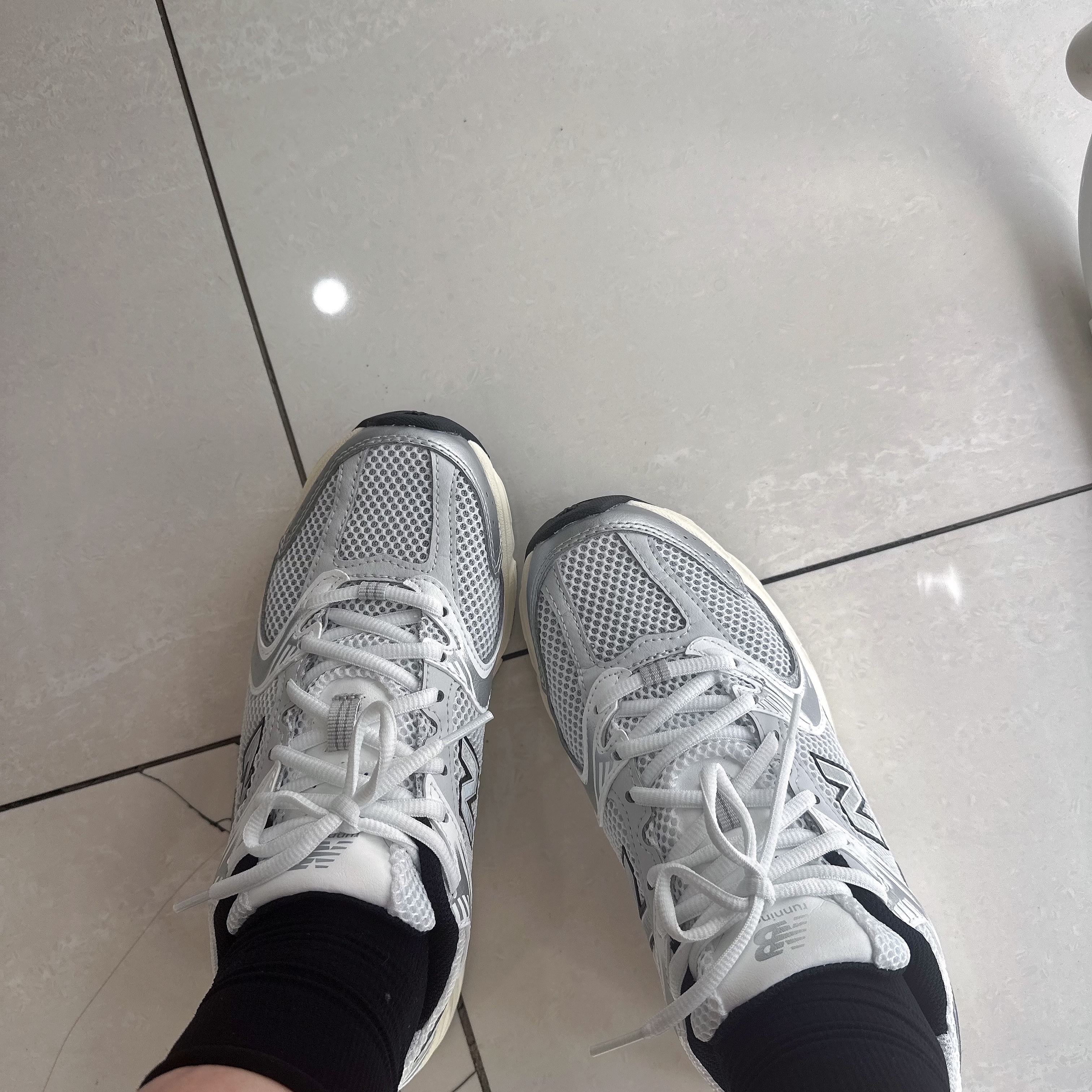 New Balance 530 Silver Cream 착용 스타일 - 2