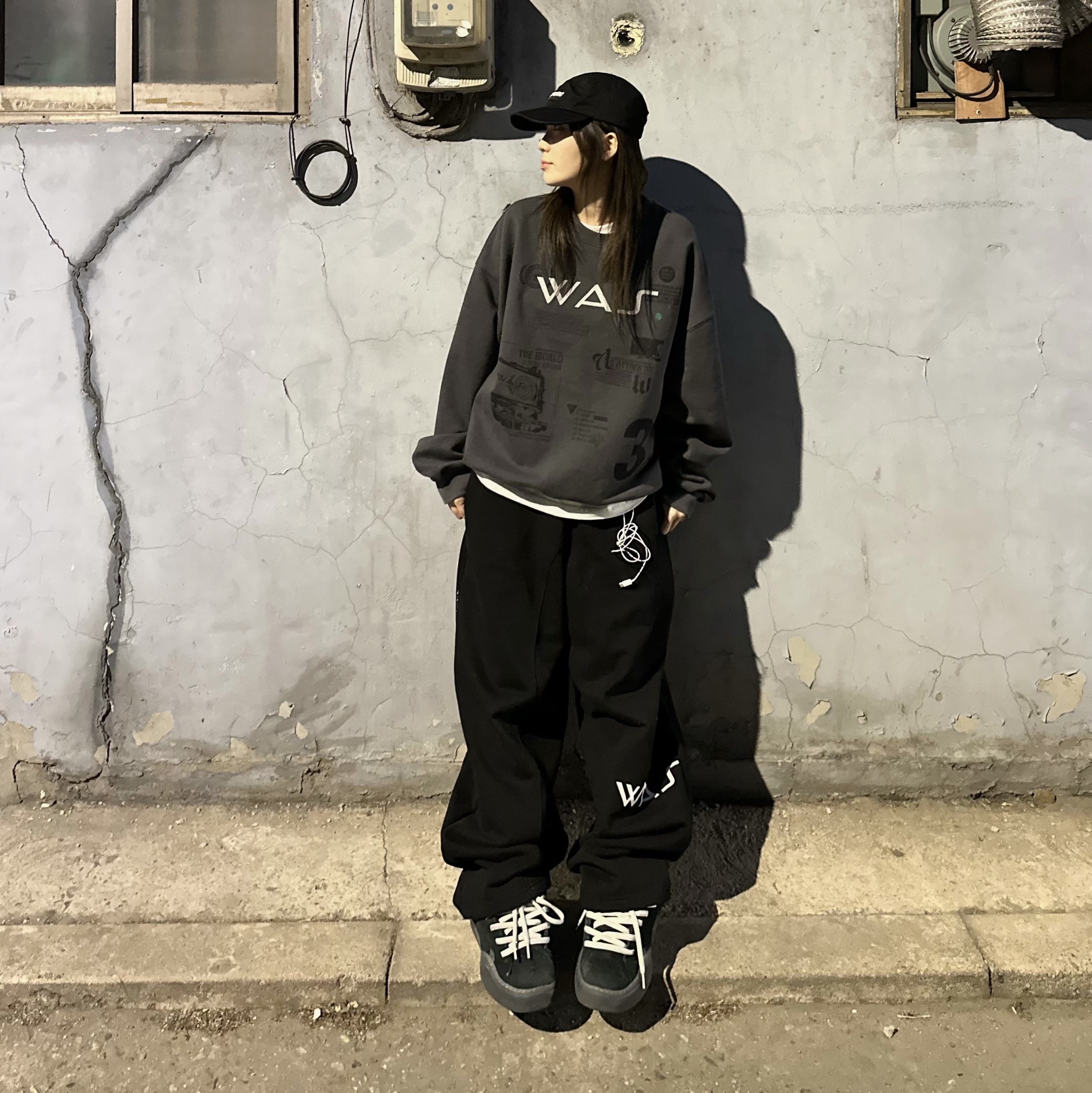 ERL Vamp Skate Shoe Pirate Black, Supreme Washed Chino Twill Camp Cap Black 착용 스타일 - 6