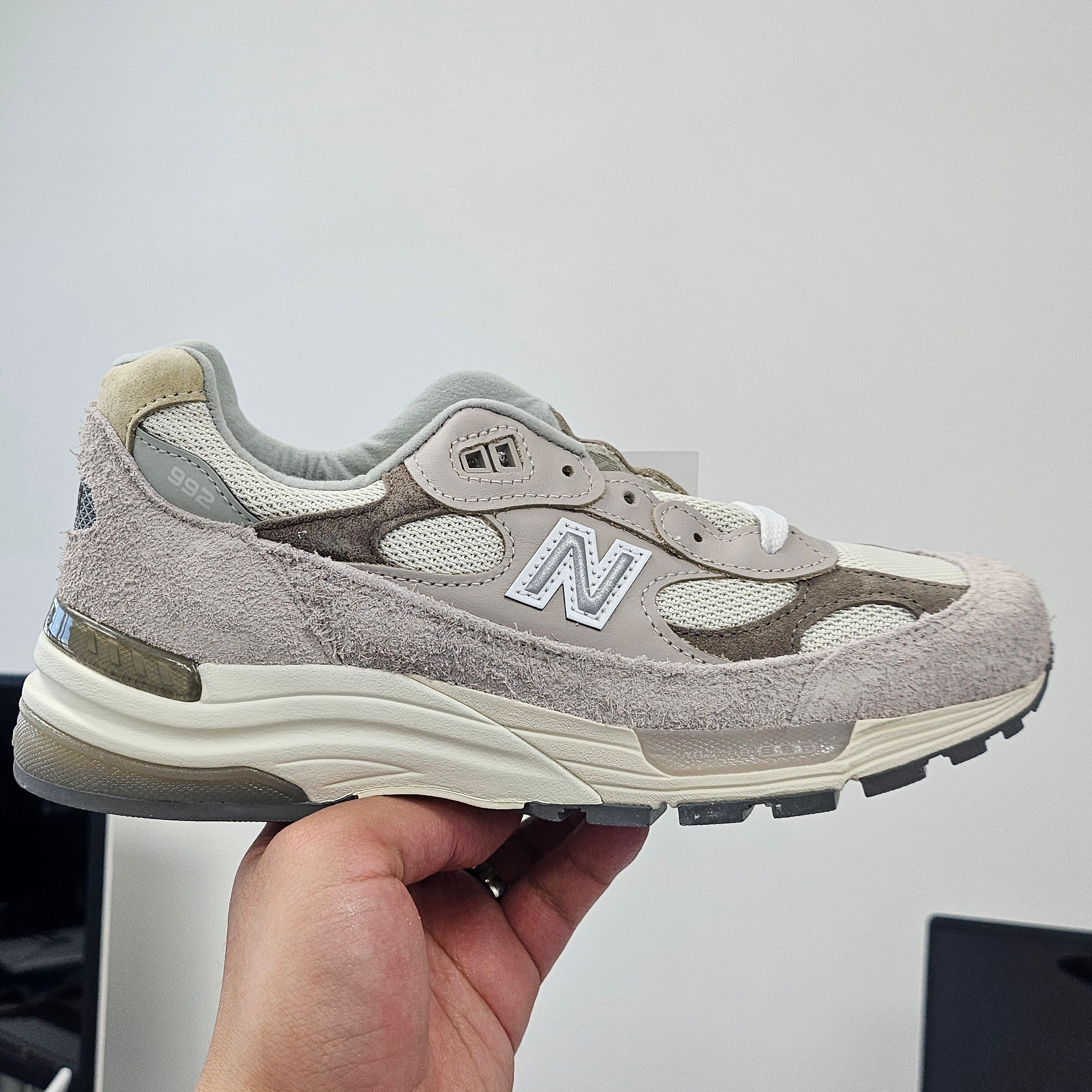 New Balance 992 Made in USA Moonrock Mushroom 착용 스타일