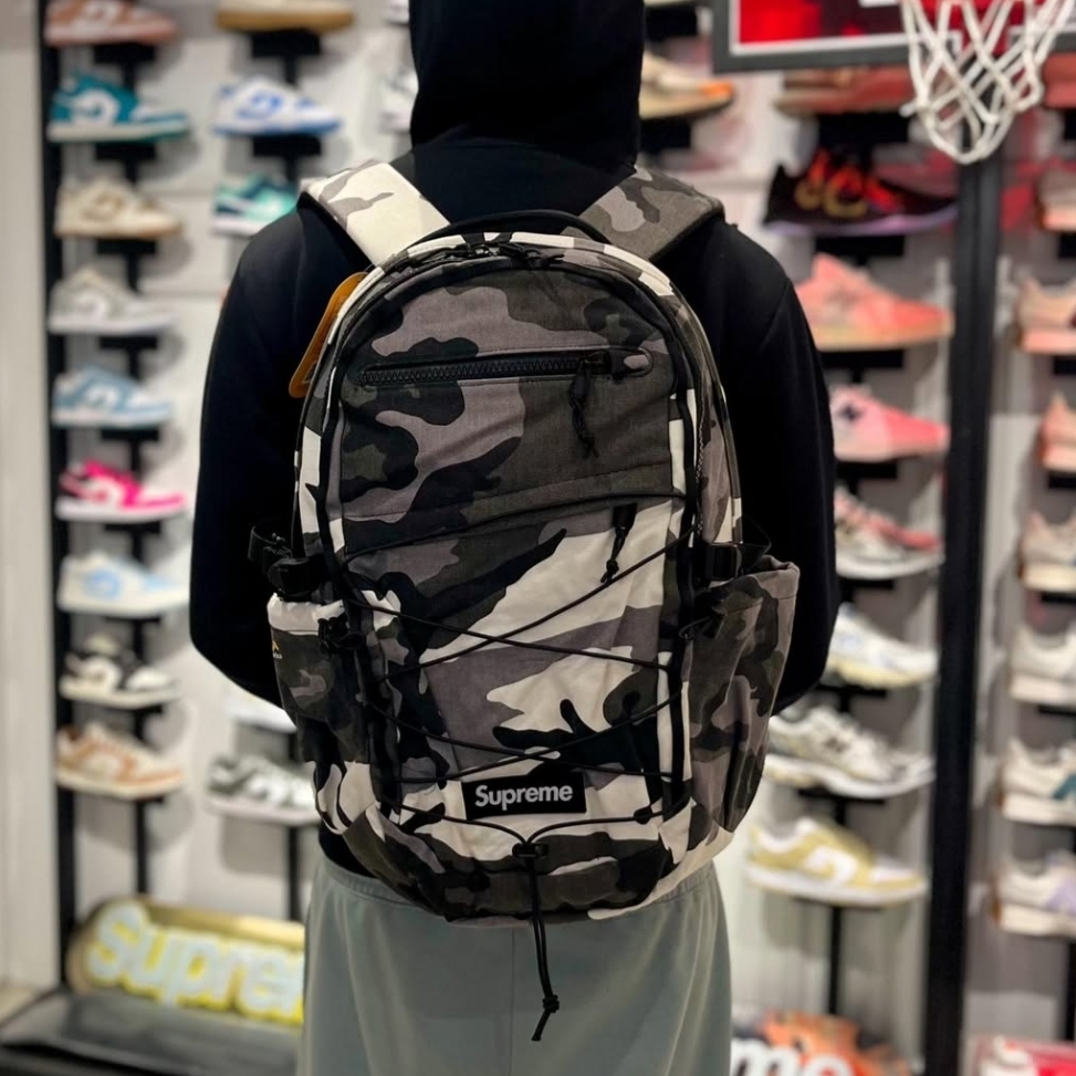 Supreme Backpack Black - 25SS, Supreme Backpack Snow Camo - 25SS 착용 스타일 - 2