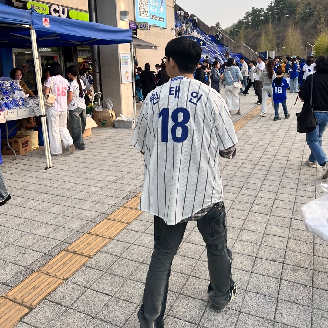 Samsung Lions 2025 Professional 02 Old Home Uniform White (Non Marking Ver.), Jordan 1 x Travis Scott x Fragment Retro Low OG SP Military Blue 착용 스타일 - 1