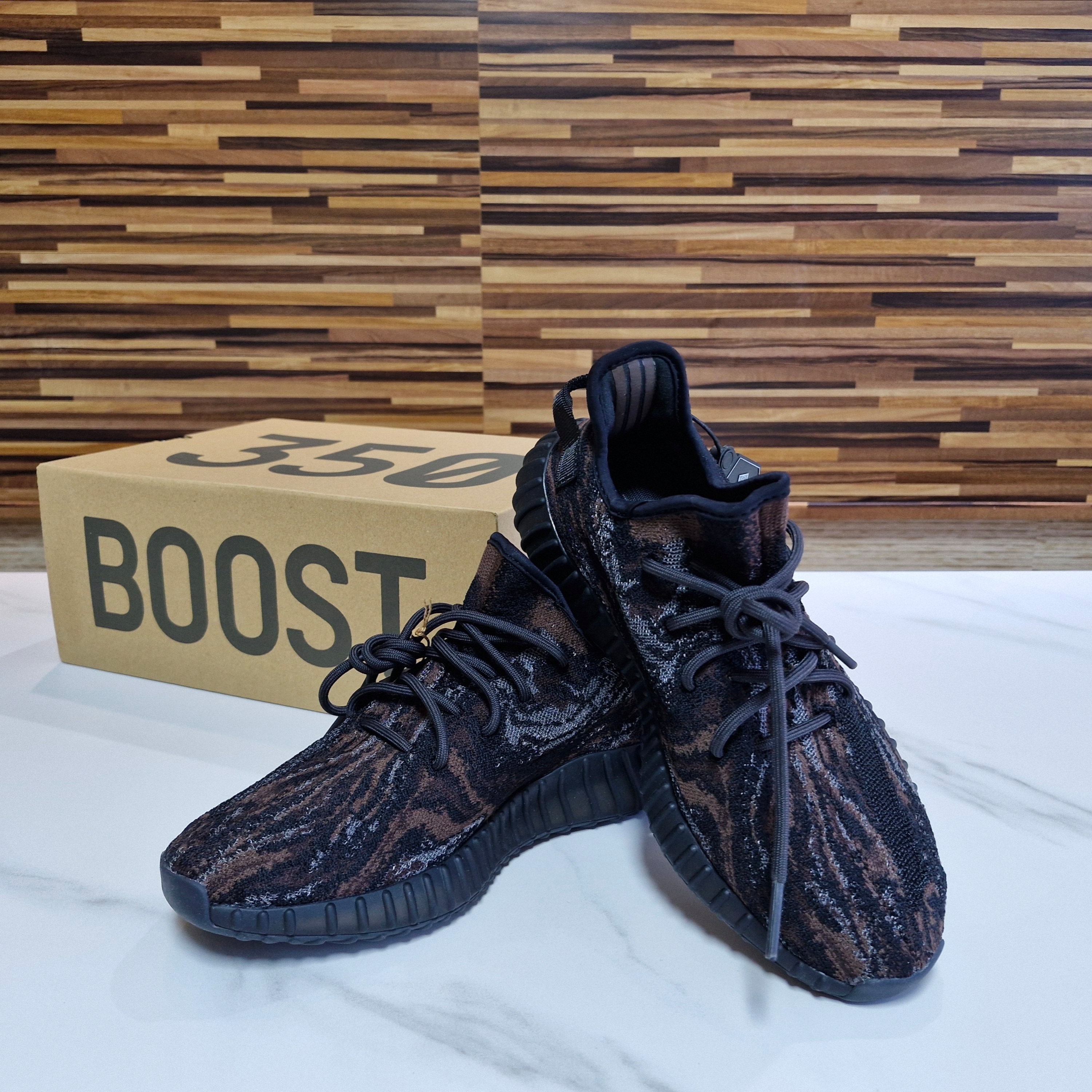 Adidas Yeezy Boost 350 V2 MX Rock 착용 스타일