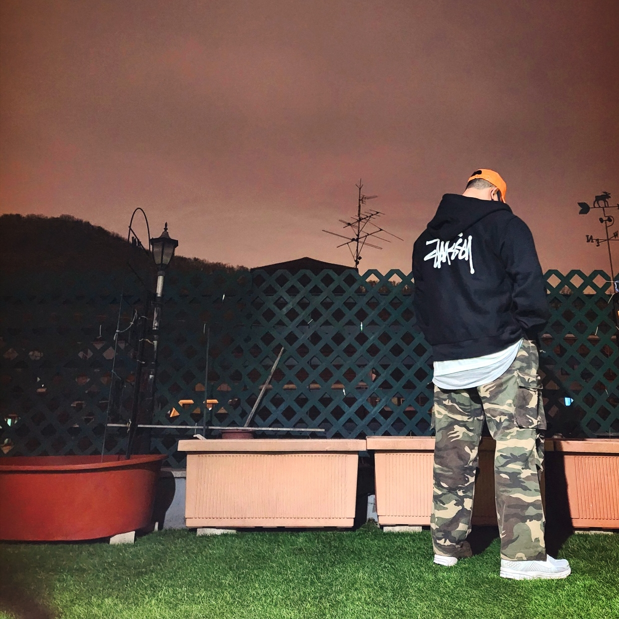 Stussy Basic Stock Low Pro Cap Blood Orange, Stussy Basic Zip Hoodie Black 착용 스타일 - 3