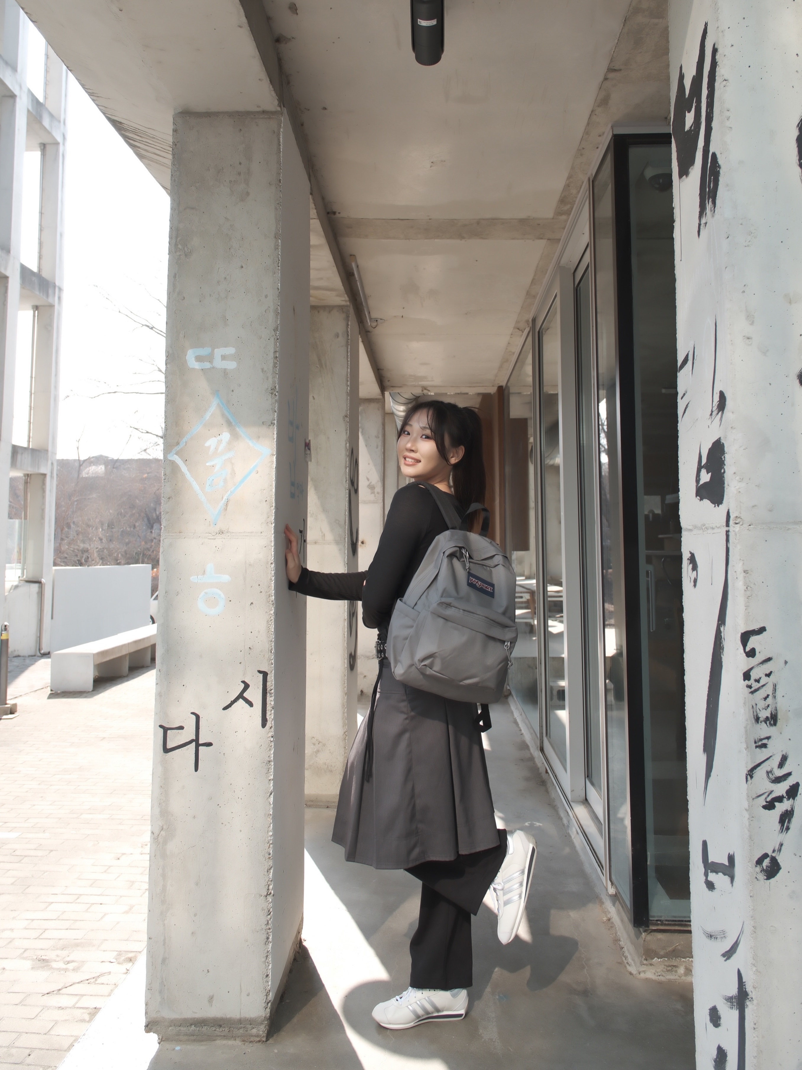 Jansport Superbreak Backpack Graphite Grey 착용 스타일 - 4