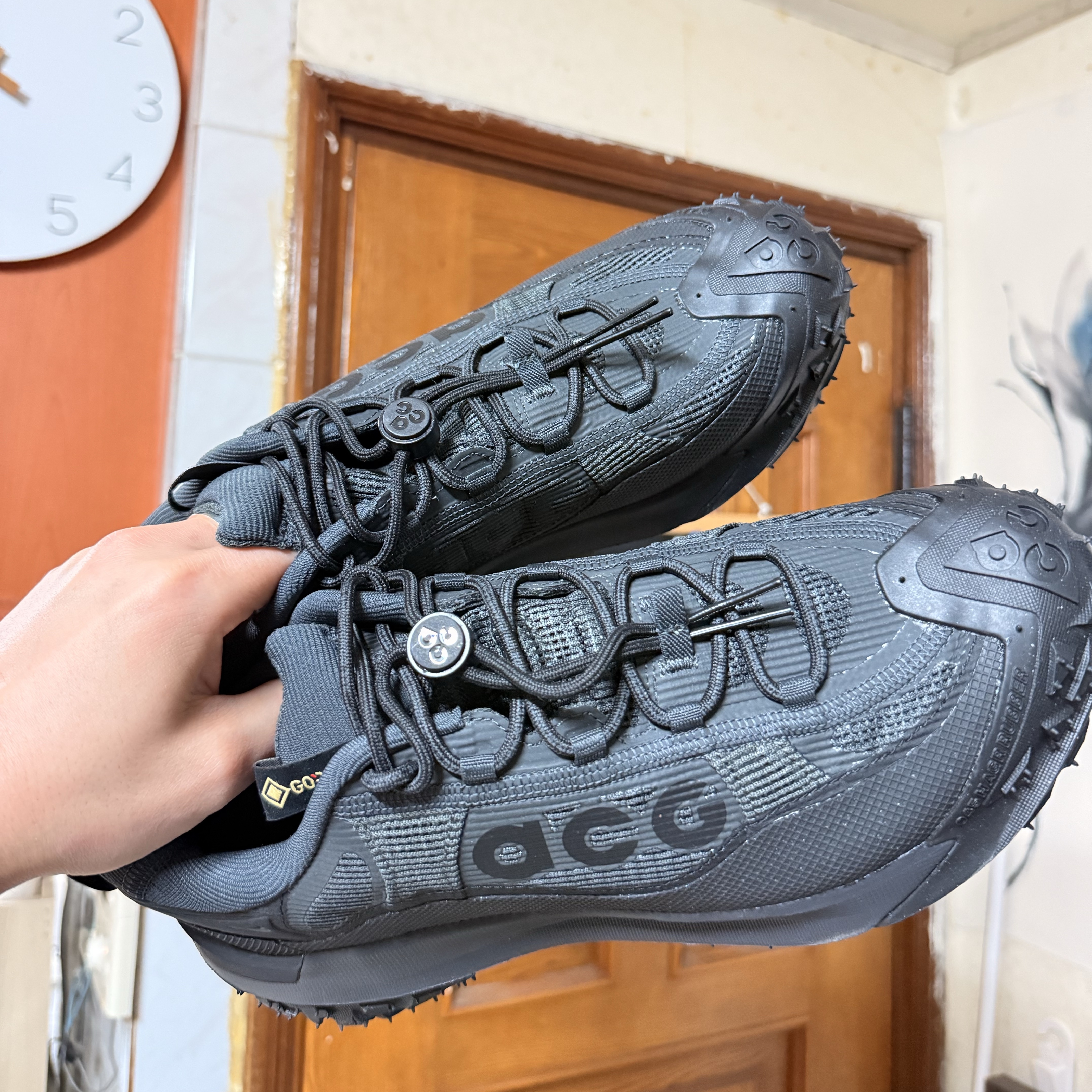 Nike ACG Mountain Fly 2 Low Gore-Tex Black and Dark Smoke Grey 착용 스타일
