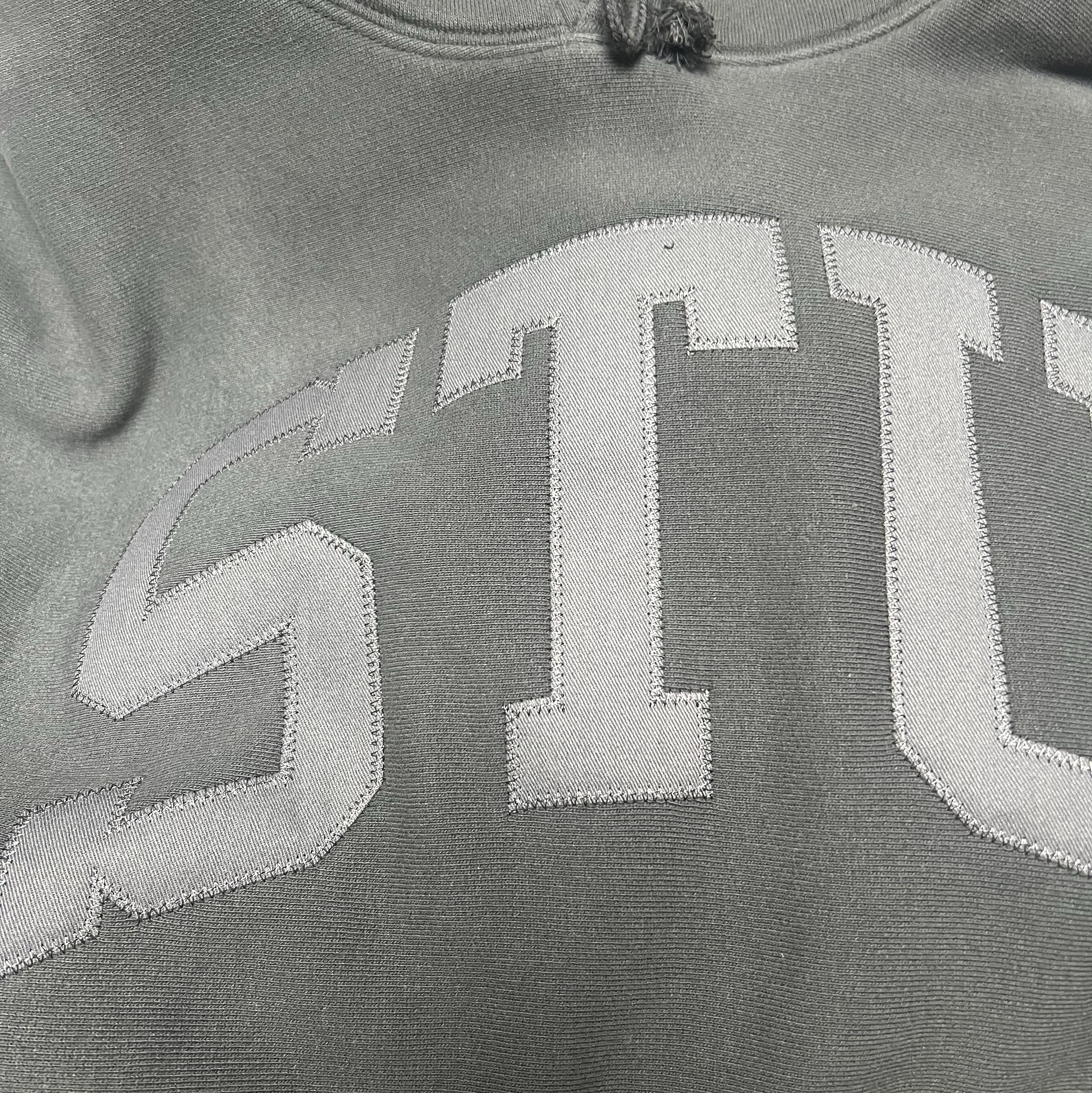 Stussy Stu Applique Hoodie Black 착용 스타일 - 1