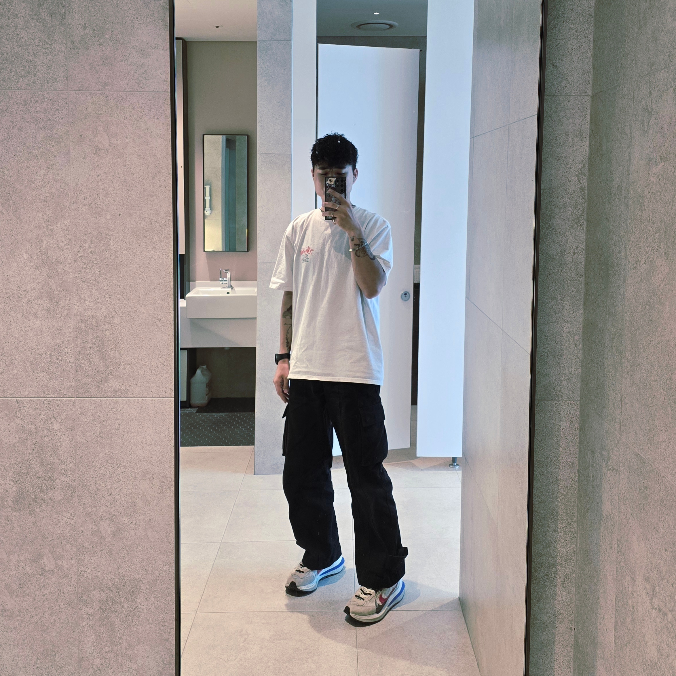 Stussy Built Tough T-Shirt White, Nike x Sacai VaporWaffle Royal Fuchsia 착용 스타일 - 1