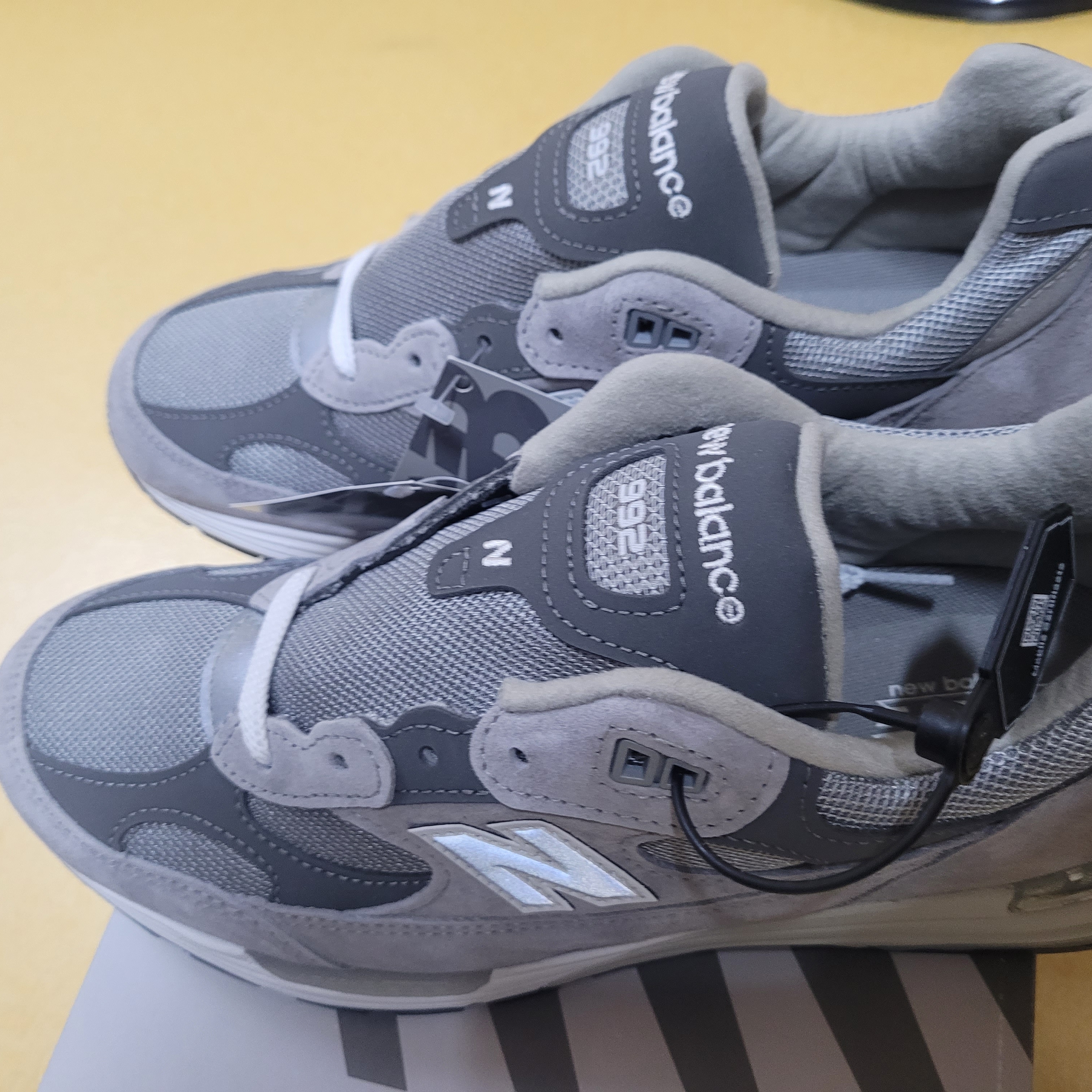 New Balance 992 Made in USA Core Grey Silver Metallic 착용 스타일