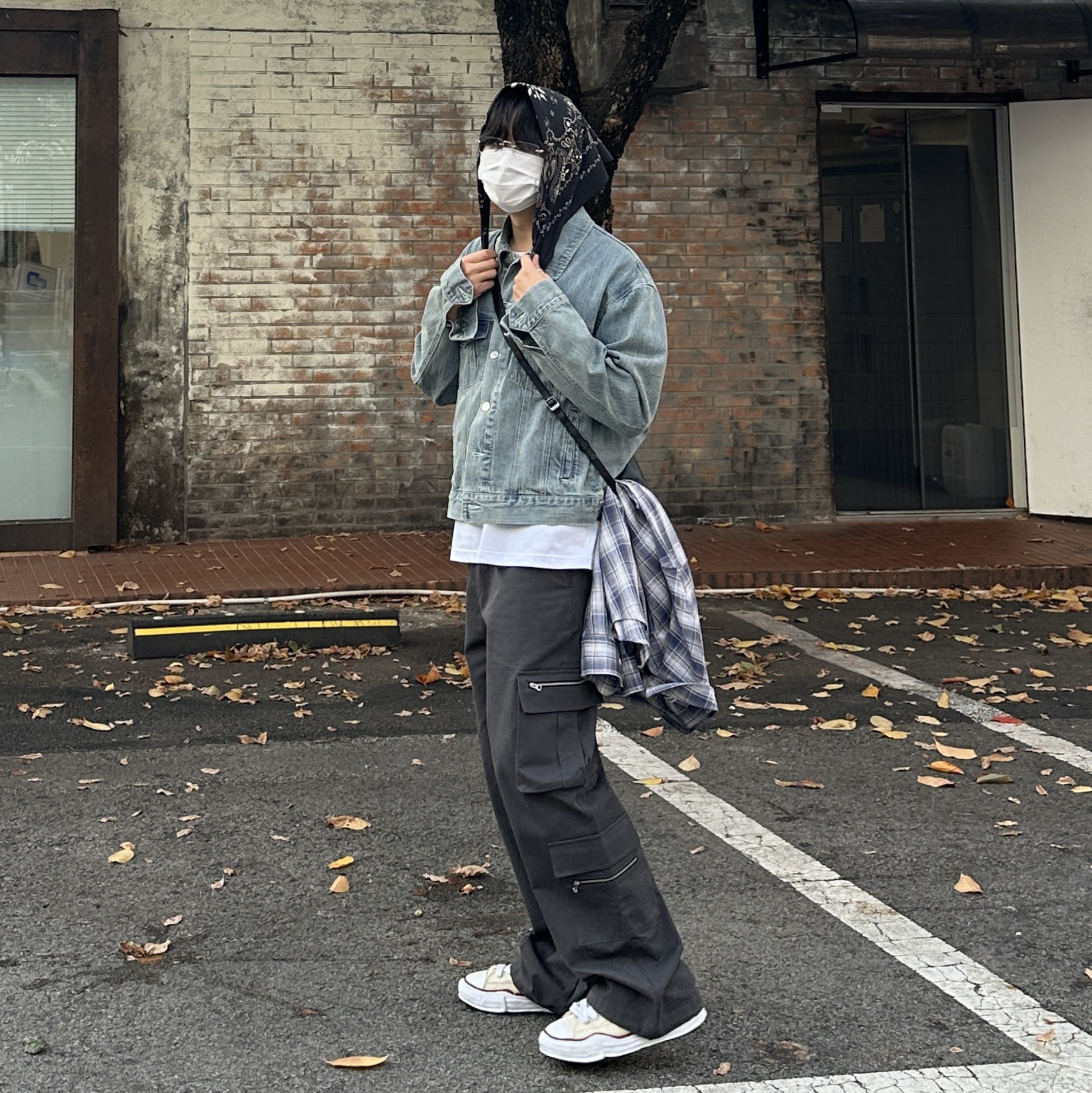 Maison Mihara Yasuhiro Peterson OG Sole Canvas Low-top Sneakers Natural, Permanent Archive High-Density Wide Cargo Pants Charcoal 착용 스타일
