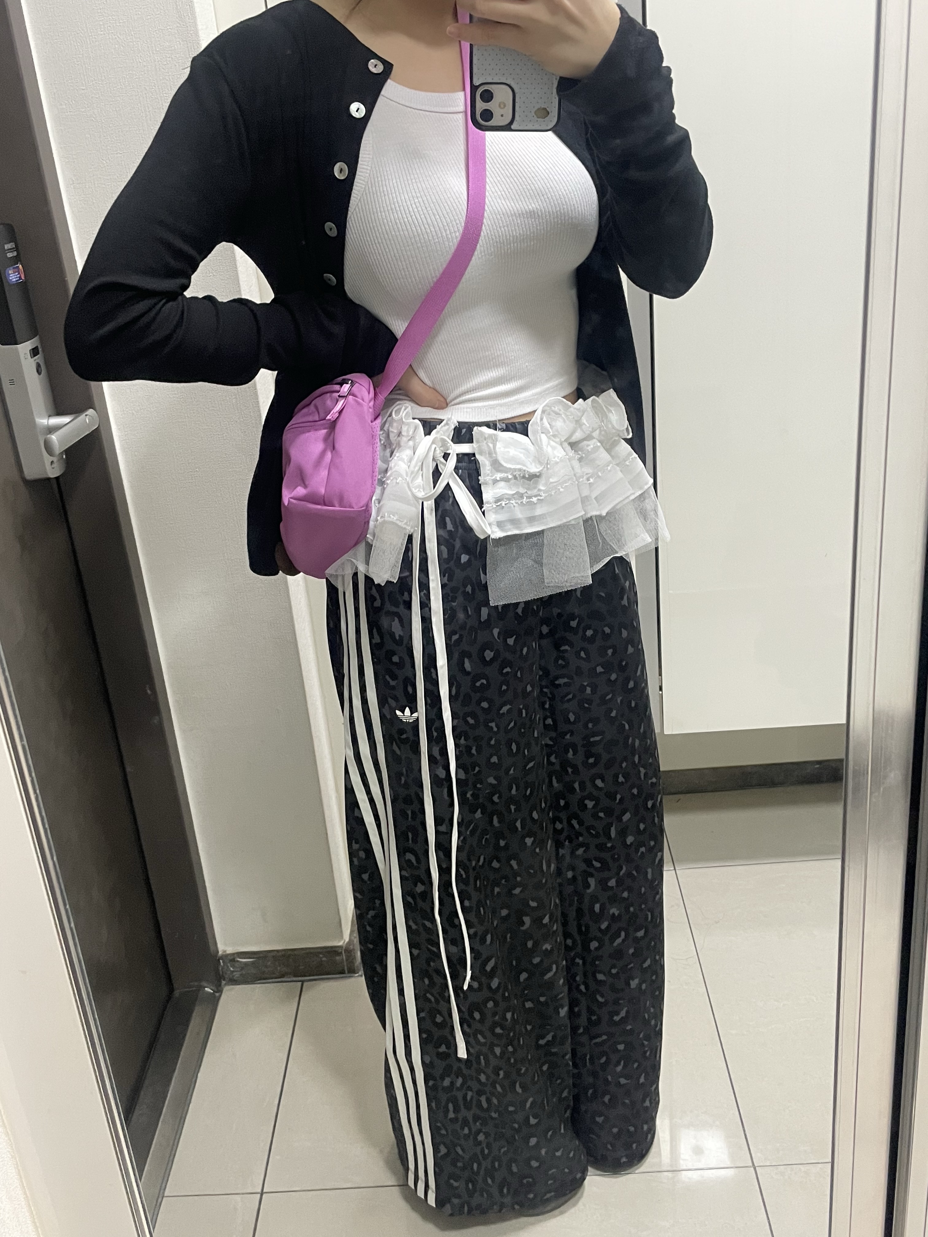 Arc'teryx Mantis 1 Waistpack Alpenglow, (W) Adidas Wide Leg Satin Pants Multicolor Carbon - KR Sizing 착용 스타일 - 1