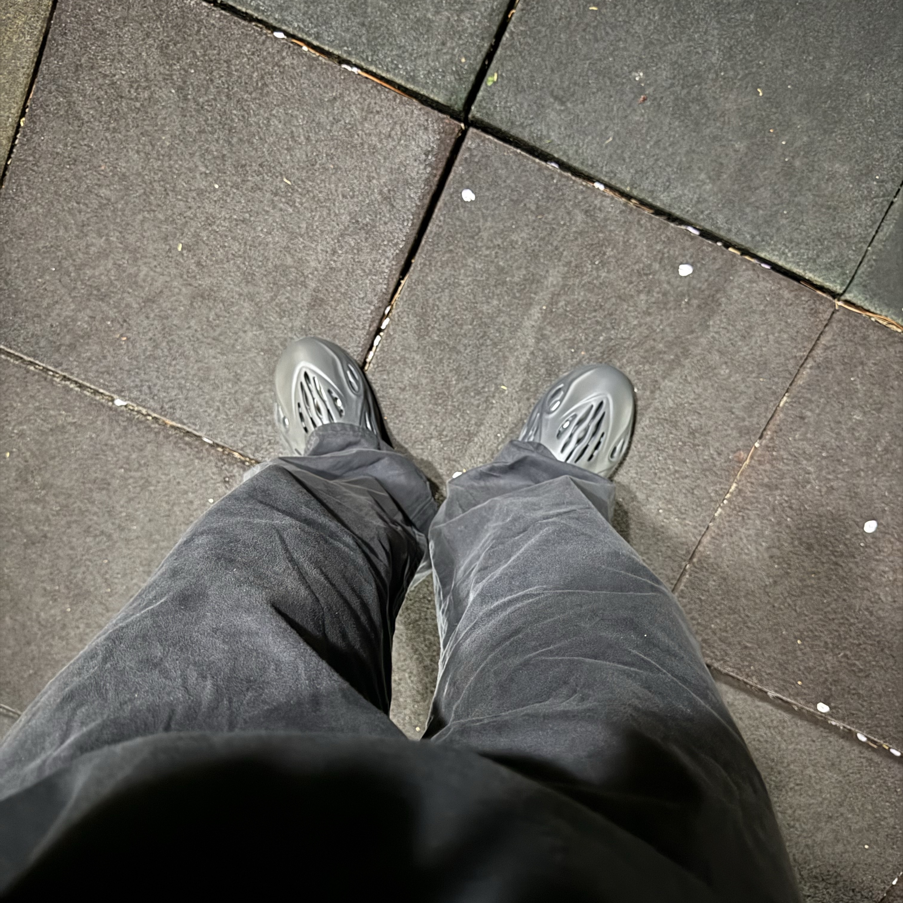 Yeezy Gap Engineered By Balenciaga Sateen Cargo Pants Black, Adidas Yeezy Foam RNNR Onyx 착용 스타일 - 1