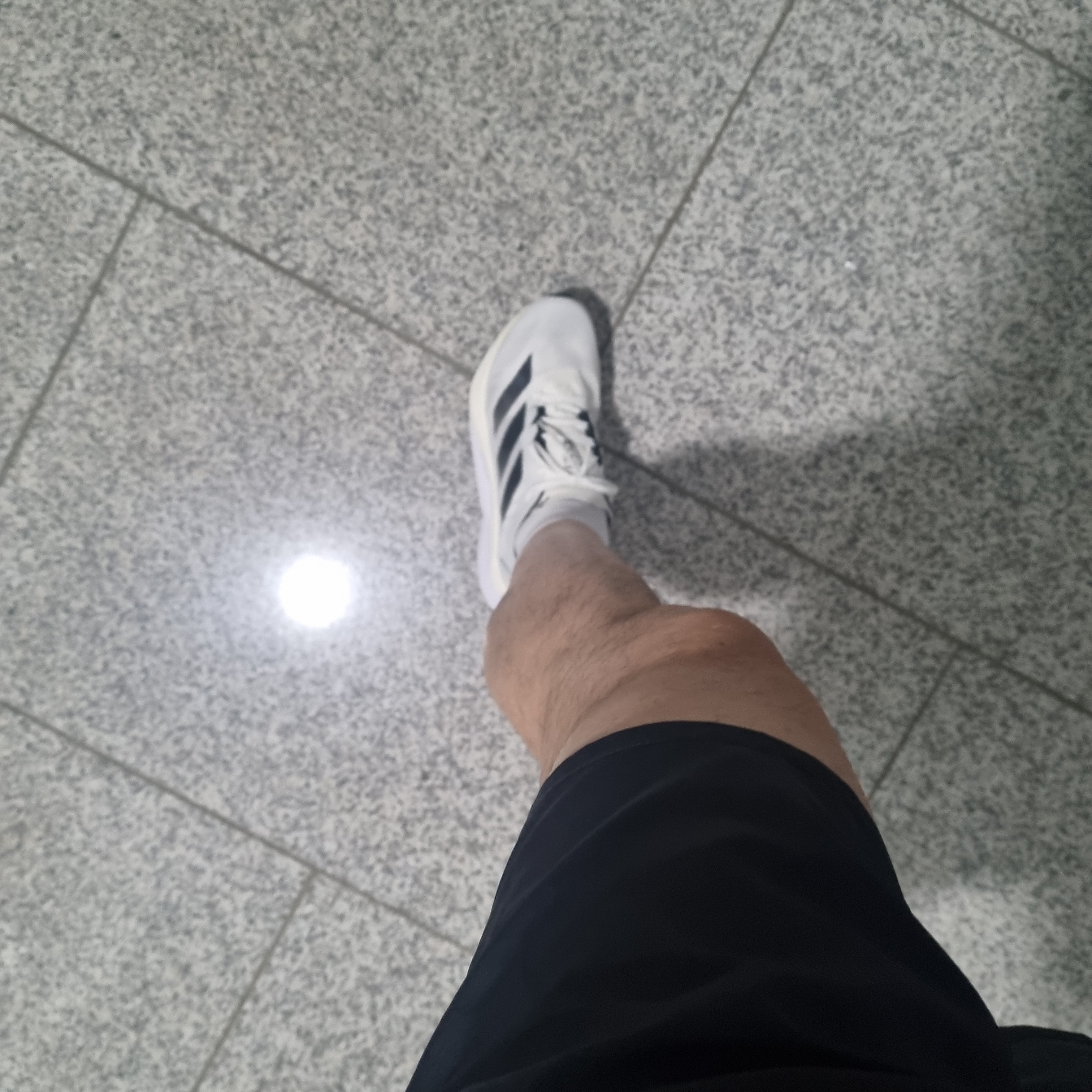 아디다스 아디제로 보스턴 12 클라우드 화이트 코어 블랙 나이트 메탈릭 착용 스타일