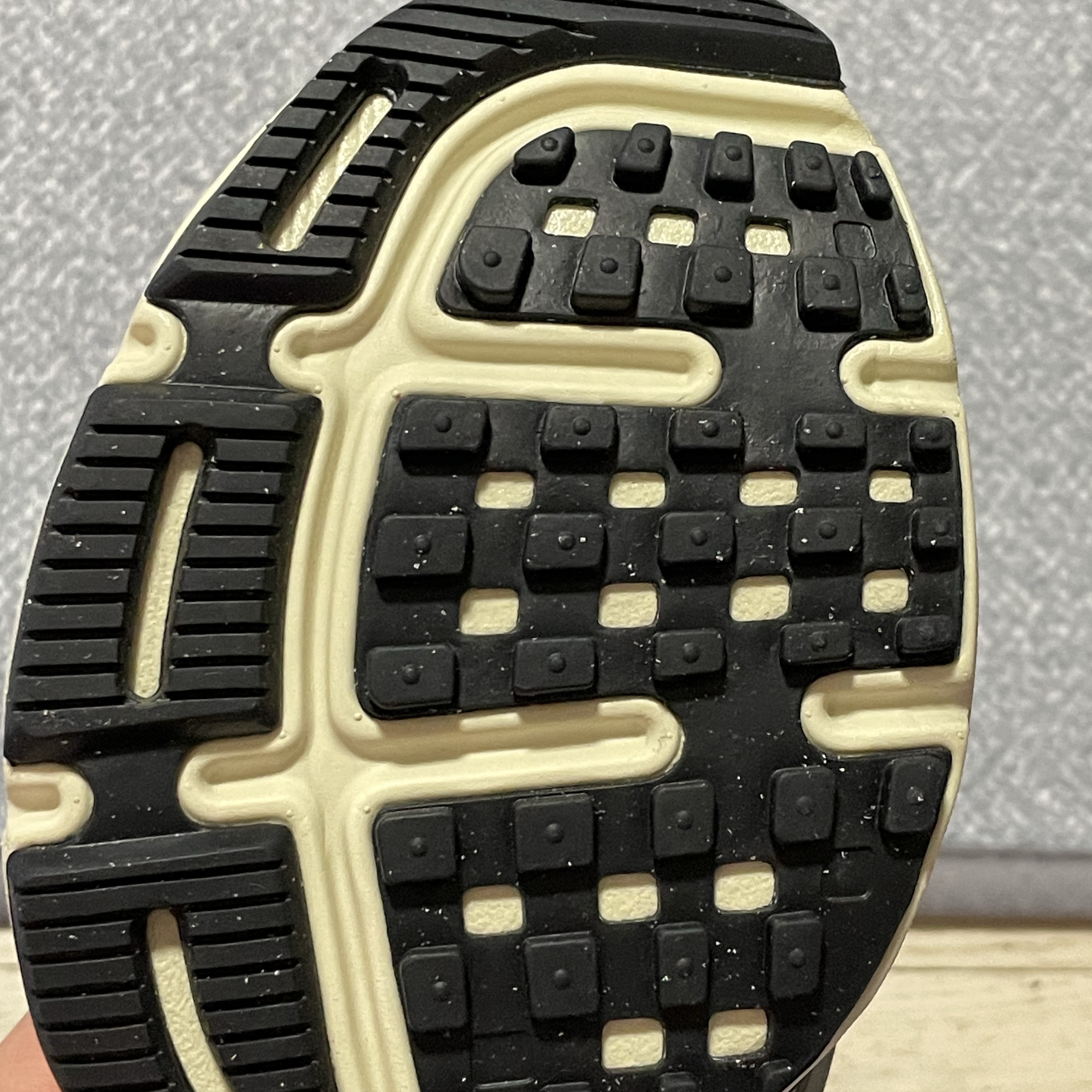 Nike V2K Run Summit White Metallic Silver 착용 스타일 - 2