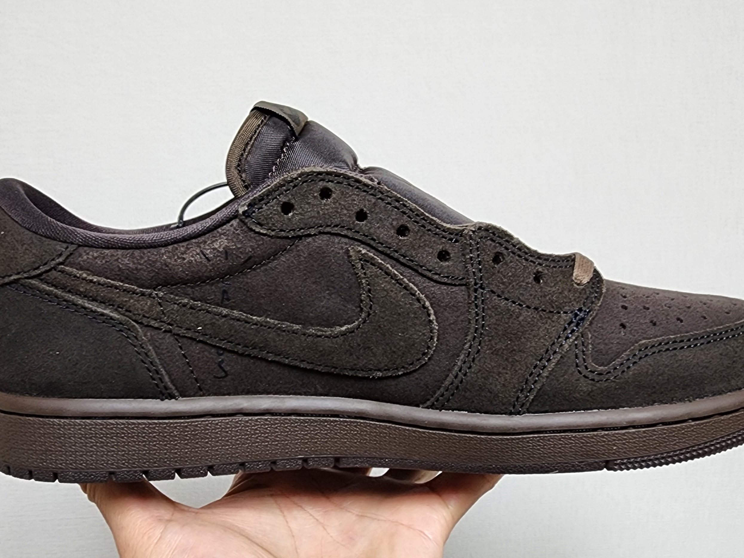 Jordan 1 x Travis Scott Retro Low OG SP Velvet Brown and Dark Mocha 착용 스타일