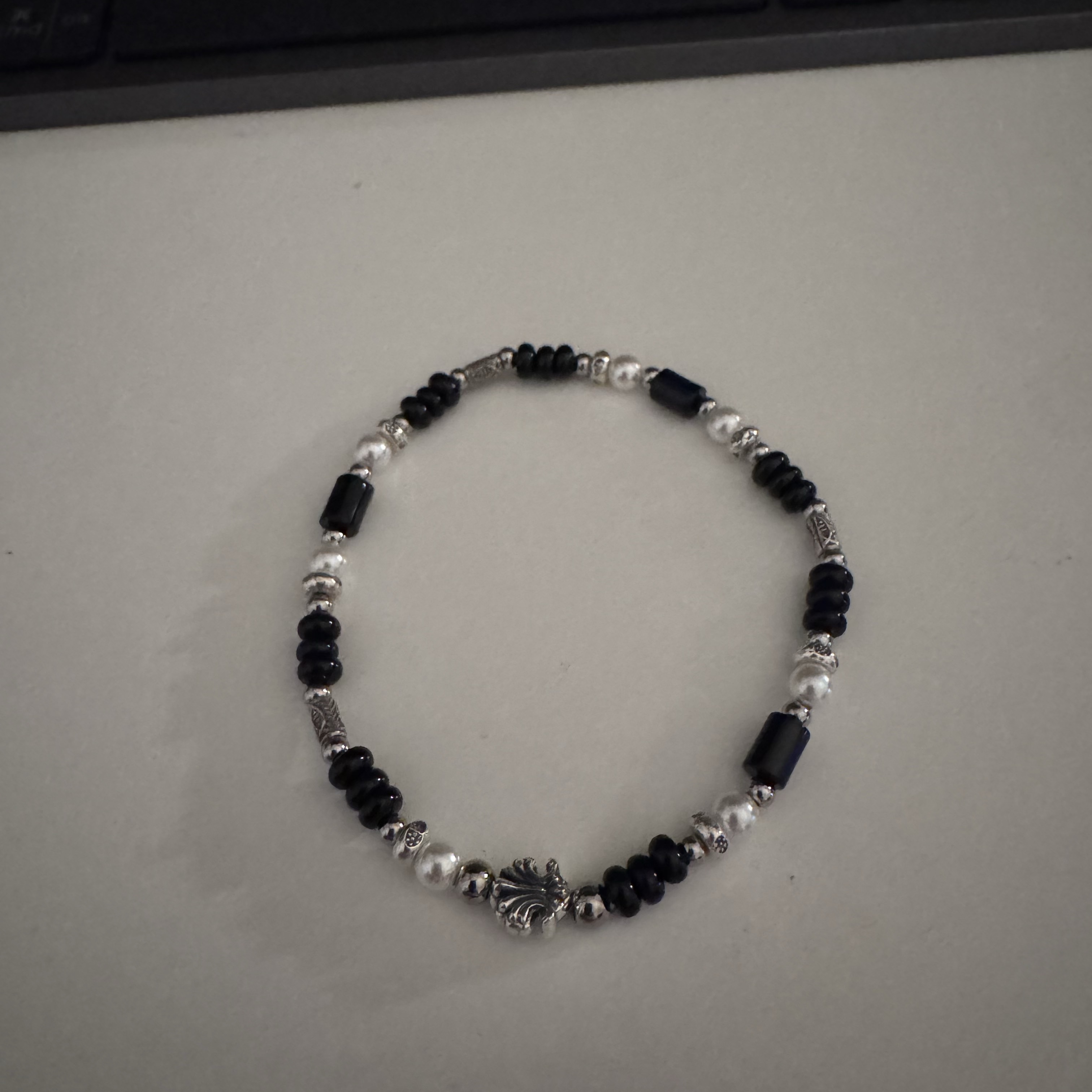 [KREAM 단독] Scudo Shell Black Pearl Beads Bracelet 착용 스타일