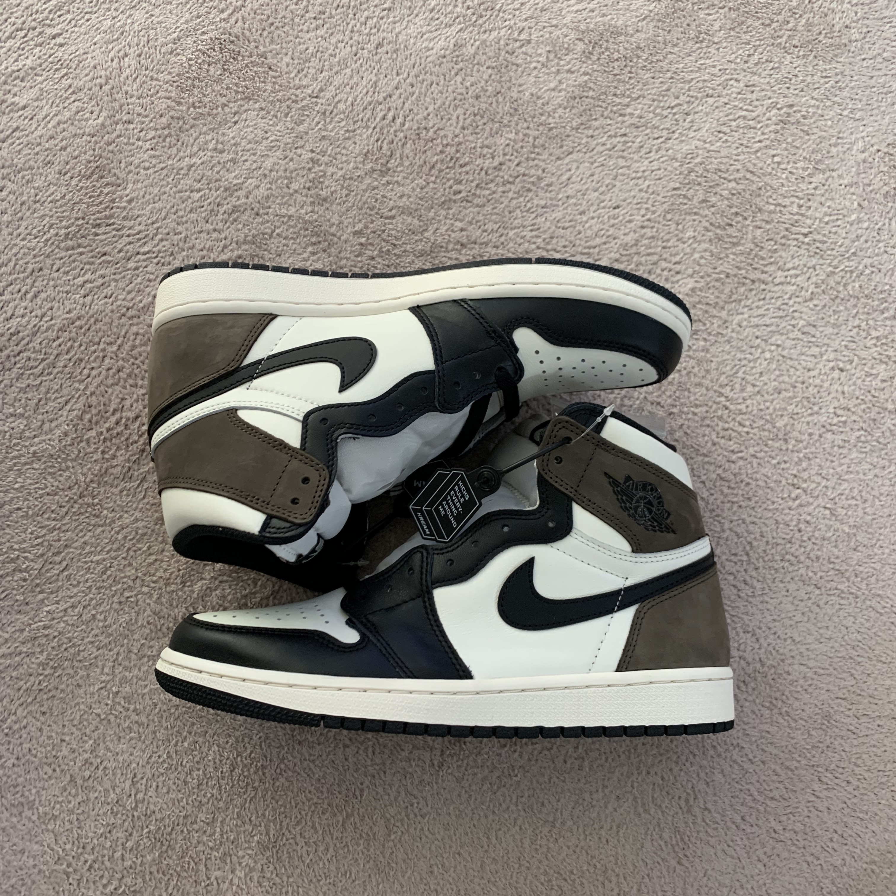Jordan 1 Retro High OG Black Mocha 착용 스타일 - 3