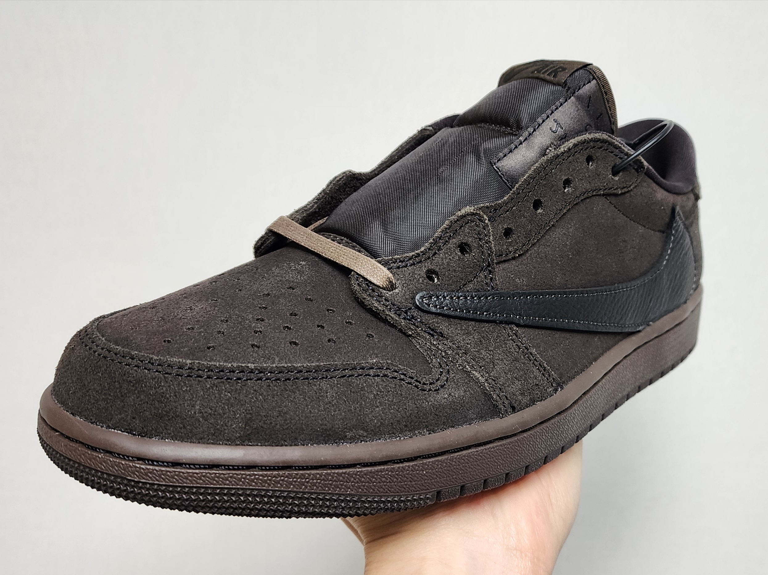 Jordan 1 x Travis Scott Retro Low OG SP Velvet Brown and Dark Mocha 착용 스타일