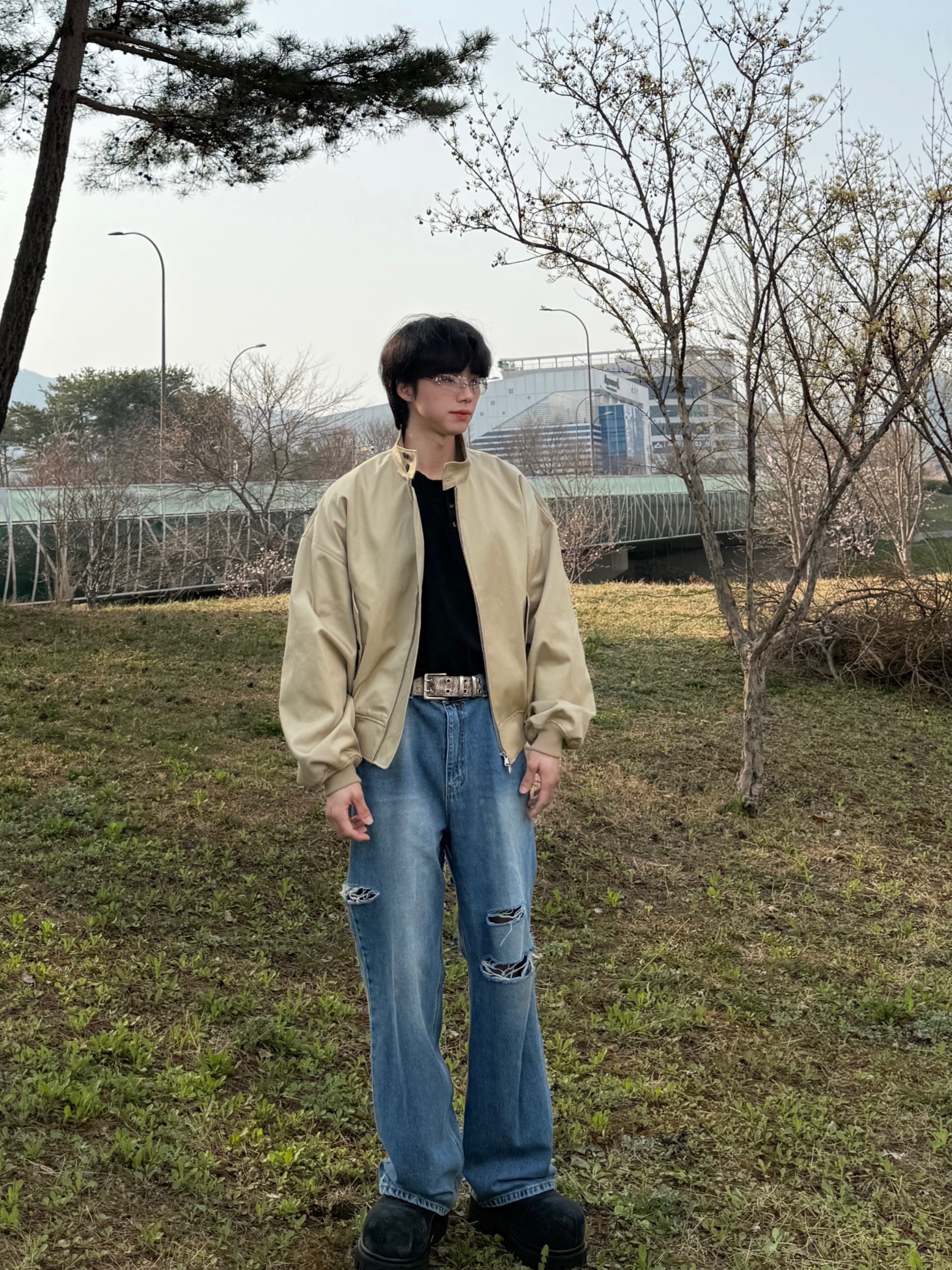 언더마이카 무.89 안티 Fxxking 로고 플레이 브러시 워시드 헨리넥 셔츠 블랙, 발렌시아가 스톰퍼 부티 블랙 착용 스타일 - 3