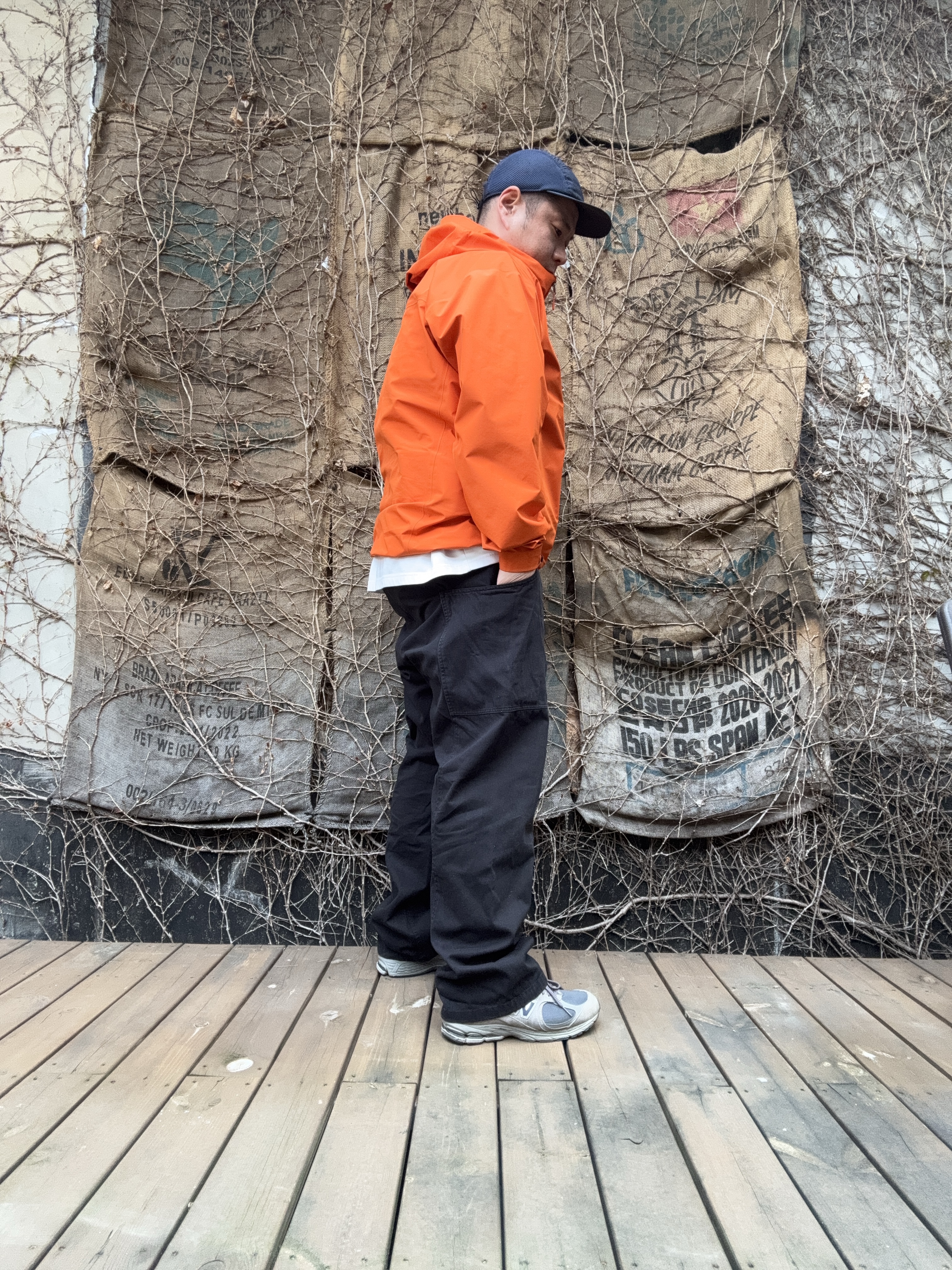 Arc'teryx Beta LT Jacket Phenom, New Balance 2002R Gore-Tex Castlerock Natural Indigo 착용 스타일 - 3