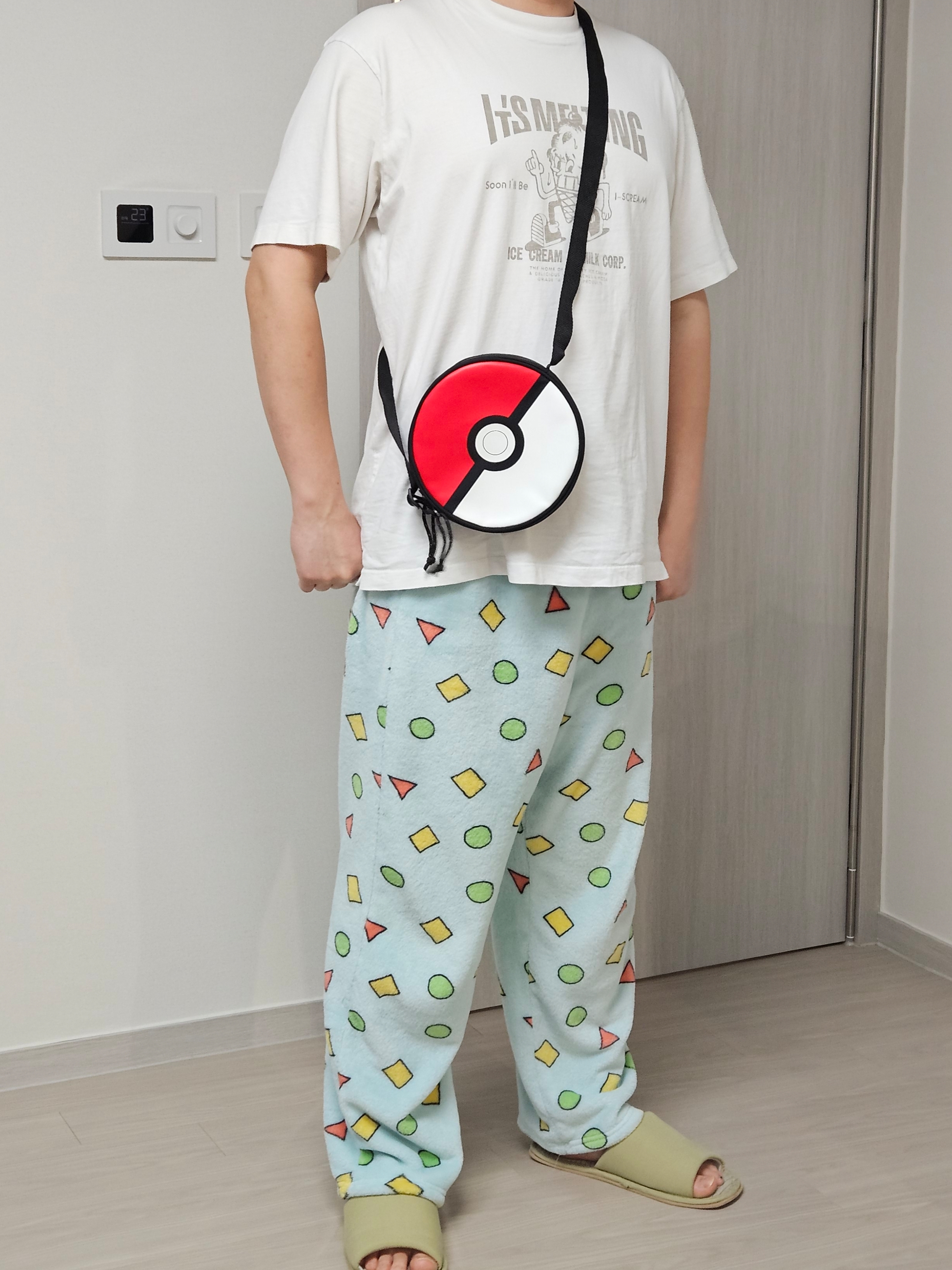 EASTPAK Ada Pokémon Ball 착용 스타일