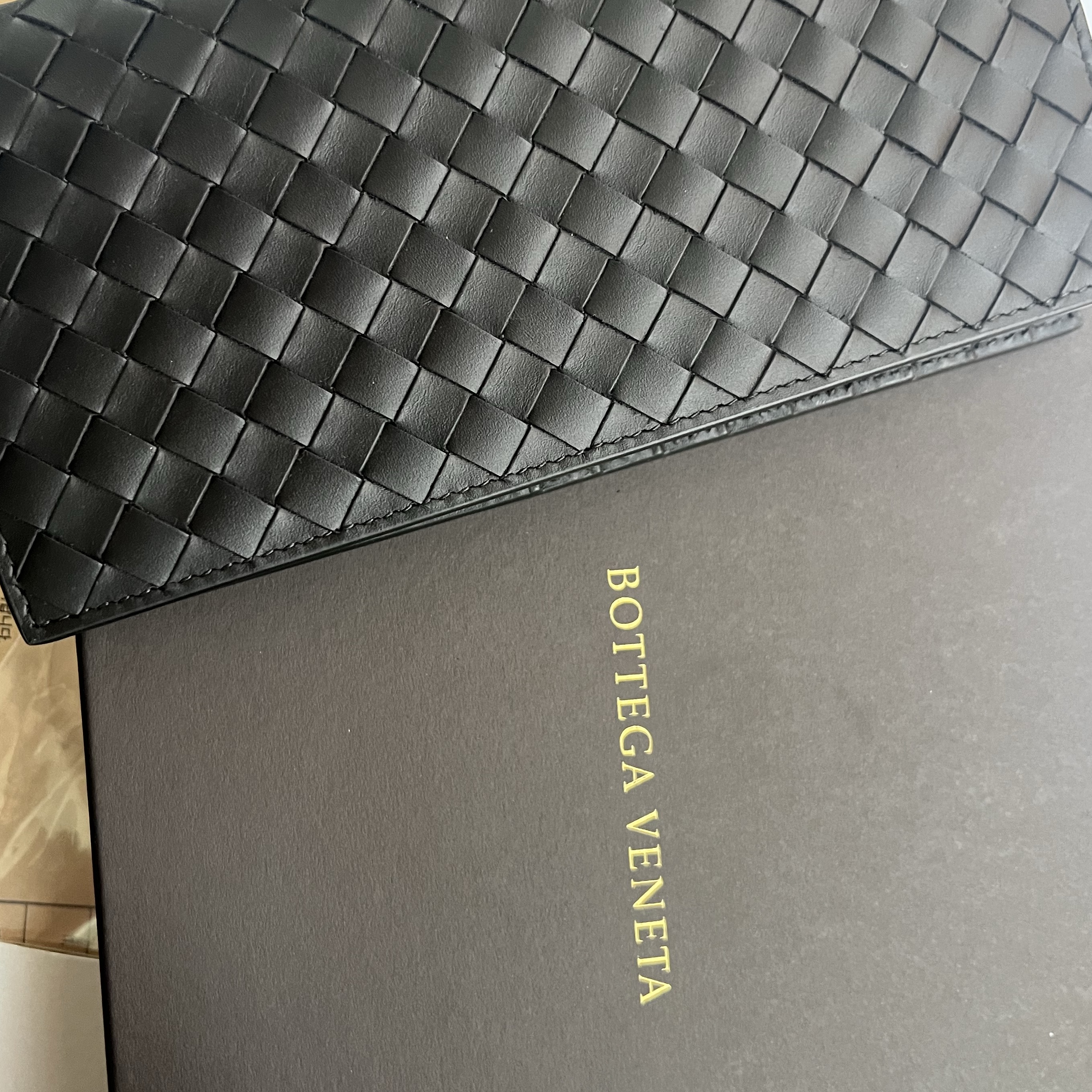 Bottega Veneta Intrecciato Wallet Black 착용 스타일 - 1