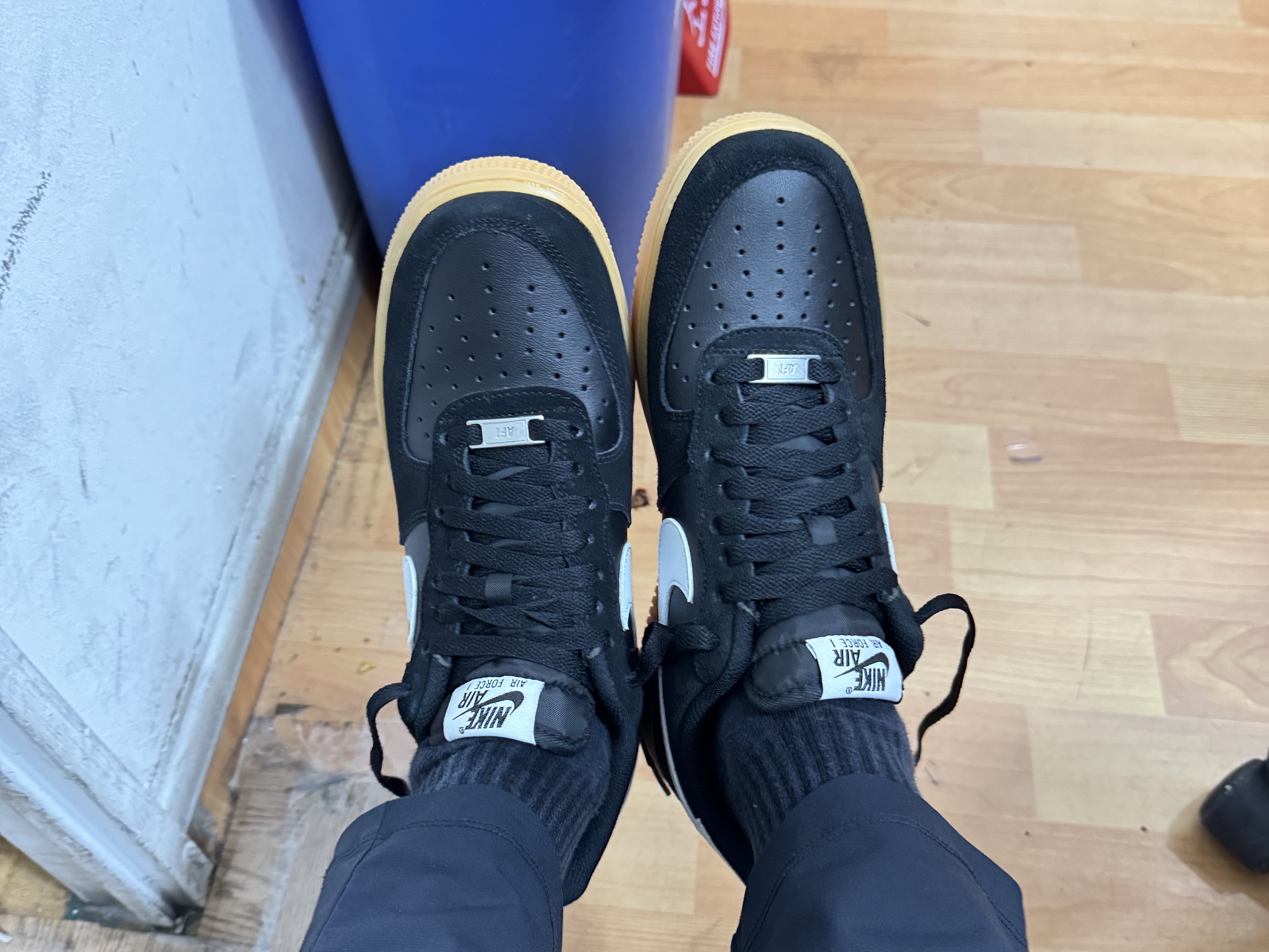 Nike Air Force 1 '07 LV8 Black Gum Light Brown 착용 스타일