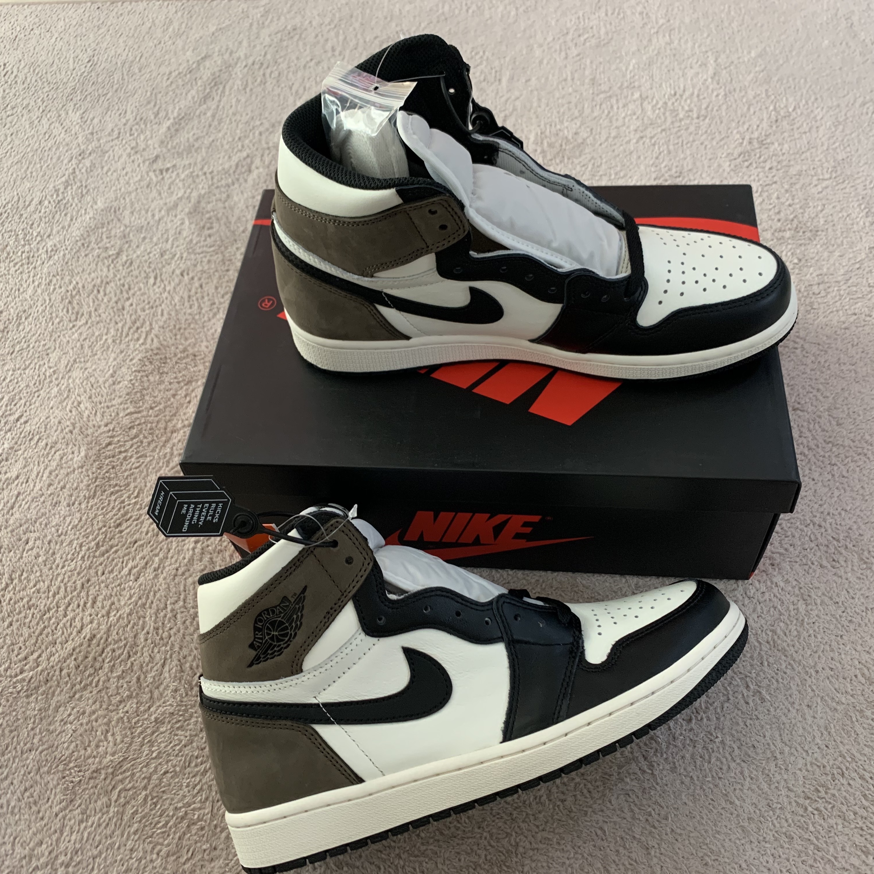 Jordan 1 Retro High OG Black Mocha 착용 스타일 - 2