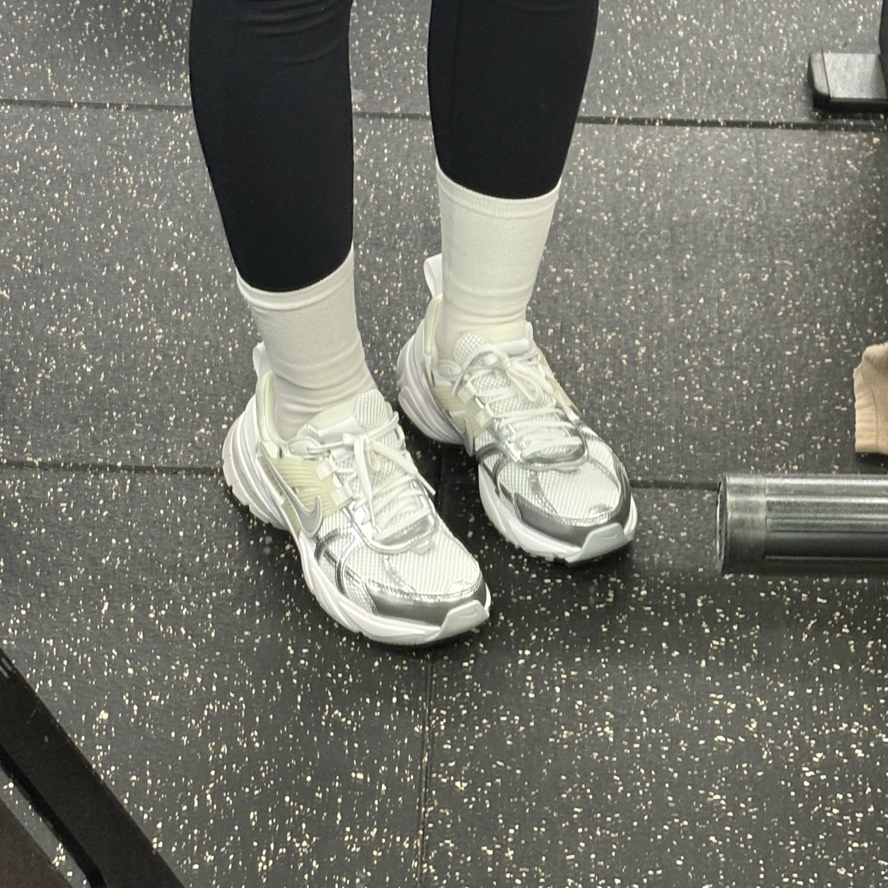 Nike V2K Run Metallic Silver White 착용 스타일