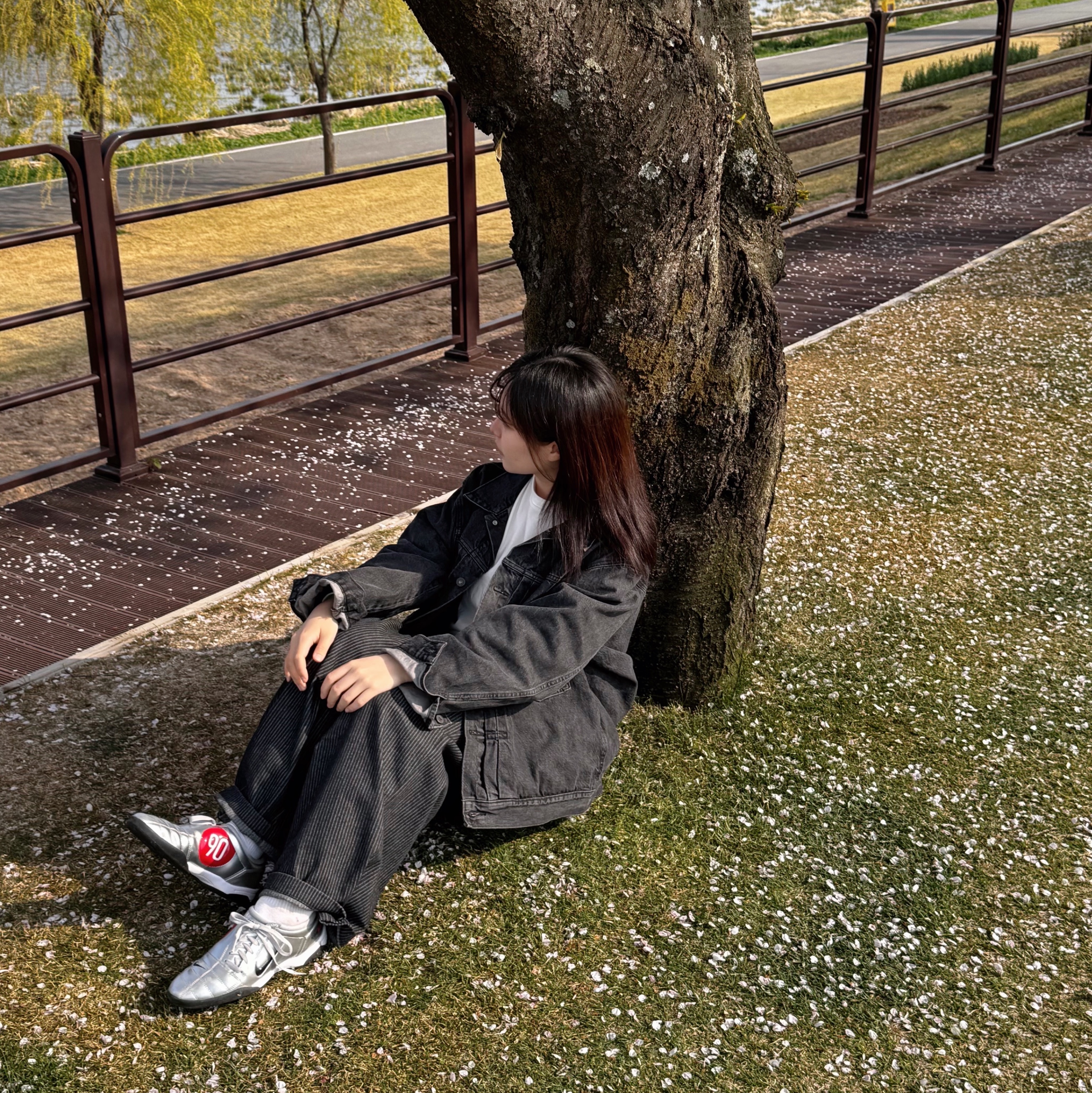 Nike Total 90 III SP Metallic Silver and Black, Deus Ex Machina Seoul College Long Sleeve T-Shirt White 착용 스타일
